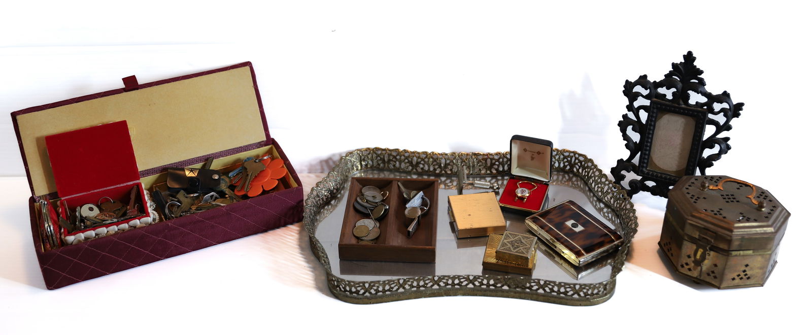 MIRROR TRAY LOT: INCLUDES BRASS BOX WITH A LOT OF PENNIES, CAST IRON LITTLE MIRROR, CIGARETTE CASE, COMPACTS, KEYS, ETC 12" X 10" PLEASE READ CAREFULLY – THIS IS AN ONSITE ONLINE ONLY AUCTION. The Address is 206