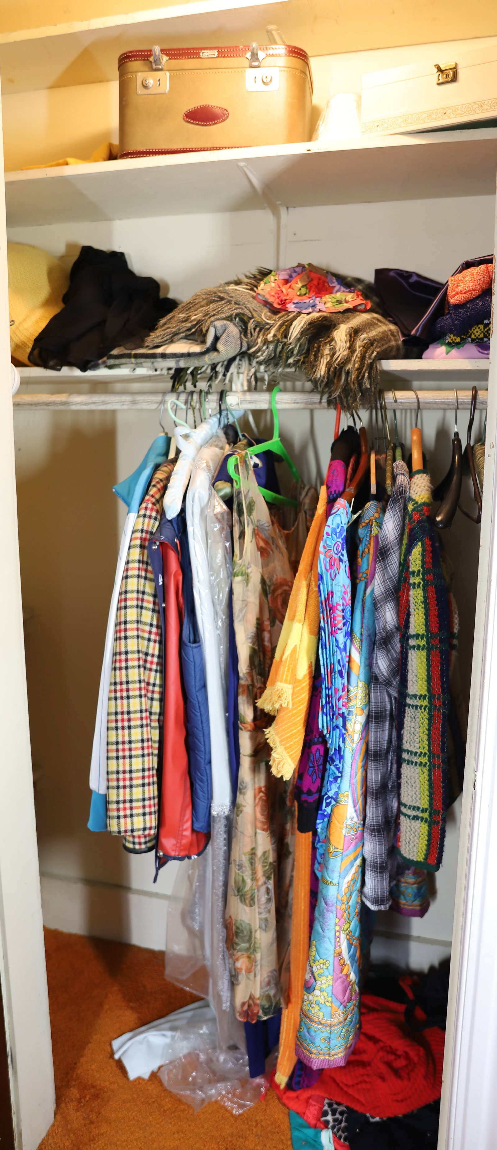 CONTENTS OF CLOSET: VINTAGE CLOTHES, SHOES, WOOL BLANKET, LARGE AMOUNT BED LINENS, SUITCASE, VINTAGE RUBBER SWIM CAP ETC PLEASE READ CAREFULLY – THIS IS AN ONSITE ONLINE ONLY AUCTION. The Address is 206 Market St. 