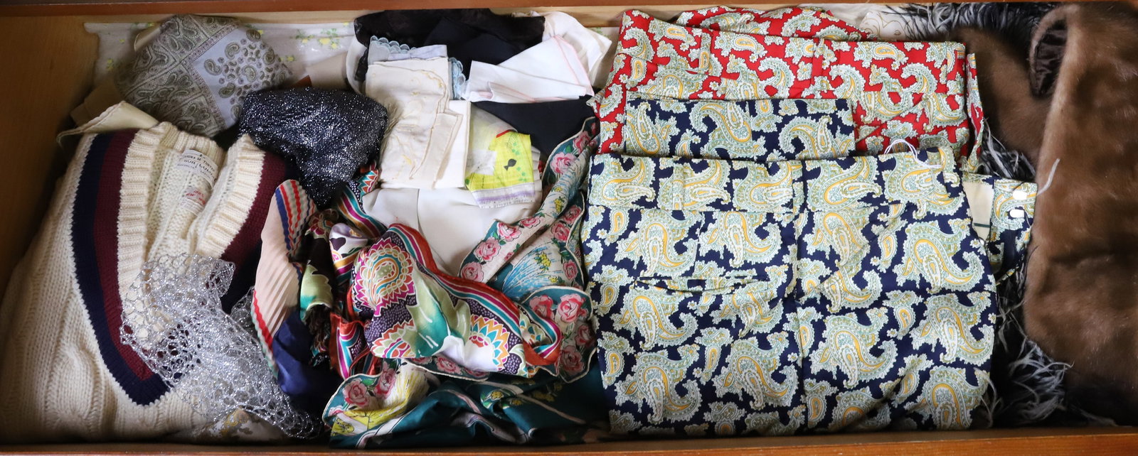 VINTAGE SILK SCARVES, IZOD PANTS LOT: DRAWER FULL OF DESIGNER VINTAGE SCARFS, TWO PAIR OF WOMENS PAISLEY IZOD PANTS, BOAS FEATHERS ETC 20"X 20" PLEASE READ CAREFULLY – THIS IS AN ONSITE ONLINE ONLY AUCTION. The Address is 206 Market