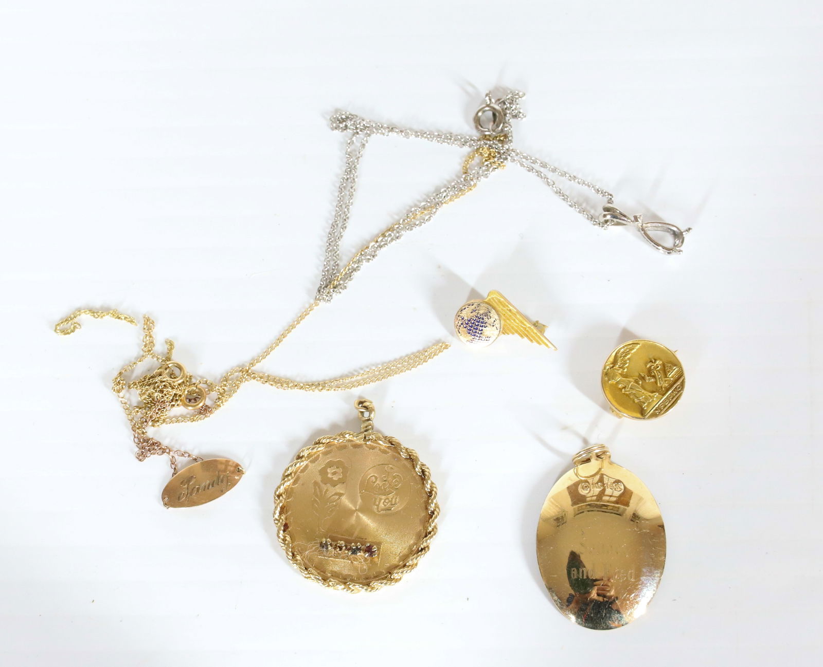 14K/10K GOLD LOT: INCLUDES, (2) 14K ROUND PENDANT, 14K ROUND PIN DATED 1919, 10K SERVICE PIN WITH WING, 10K ANKLET, 14K WHITE GOLD CHAIN AND SETTING, 14K YELLOW GOLD CHAIN TOTAL WEIGHT 9.8 DWT PLEASE READ CAREFULLY 