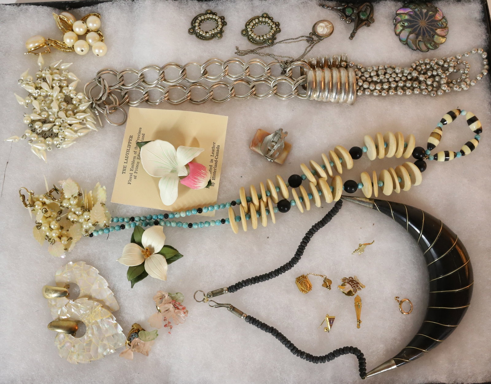 COSTUME JEWELRY: STERLING SILVER, DROP EARRINGS, MEXICO BROOCH AND FLOWER CAMEO ON CHAIN. GOLD FILLED SERVICE PINS, HORN MATERIAL NECKLACE ETC PLEASE READ CAREFULLY – THIS IS AN ONSITE ONLINE ONLY AUCTION. The A