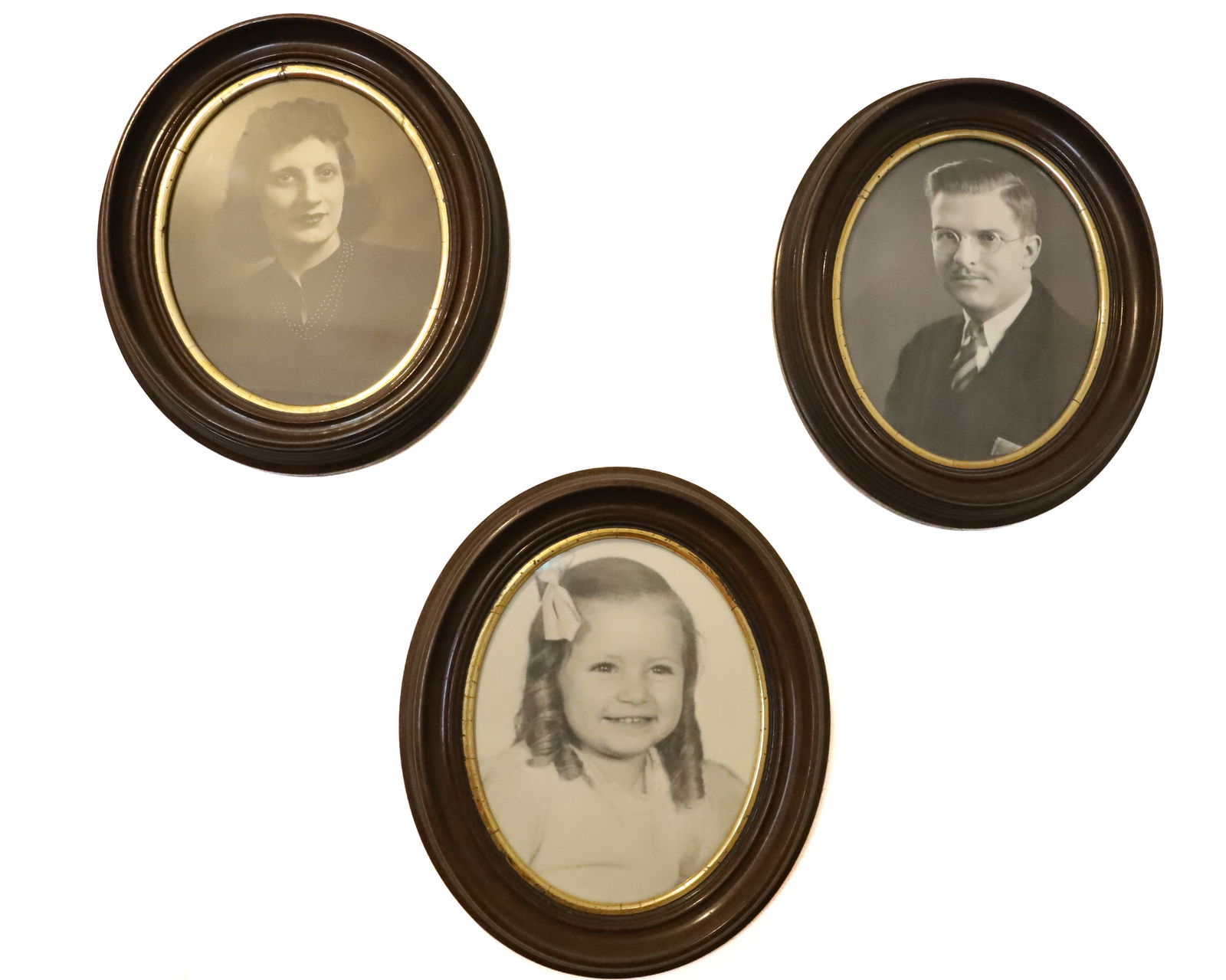 (3) OVAL WALNUT WOOD PICTURE FRAMES: VICTORIAN WITH GOLD LEAF INNER FRAME 13" X 11" PLEASE READ CAREFULLY – THIS IS AN ONSITE ONLINE ONLY AUCTION. The Address is 206 Market St. Bangor, Pa. 18013