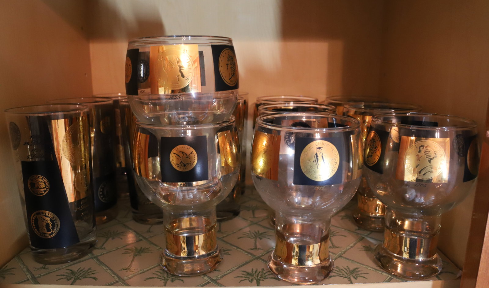 MID CENTURY GLASSWARE: (8) ALE GLASSES (7) HIGHBALLS AMERICAN COINS DECORATION IN GOLD AND BLACK 5 3/4"H, 5 1/2"H PLEASE READ CAREFULLY – THIS IS AN ONSITE ONLINE ONLY AUCTION. The Address is 206 Market St. Bangor, Pa