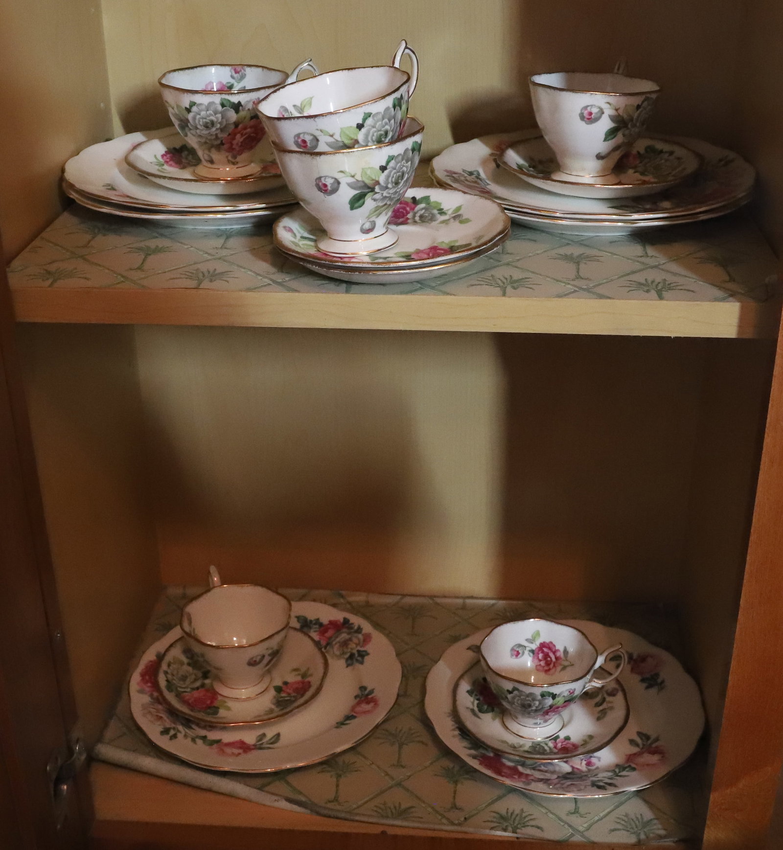 ROYAL ALBERT LUNCHEON SET: PORCELAIN WITH RED ROSE DECORATION SERVICE FOR SIX, PLATES,CUPS,SAUCERS ROYAL ALBERT ENGLAND PLATE 8"DIA 3"H X 5"C&S PLEASE READ CAREFULLY – THIS IS AN ONSITE ONLINE ONLY AUCTION. The Address is