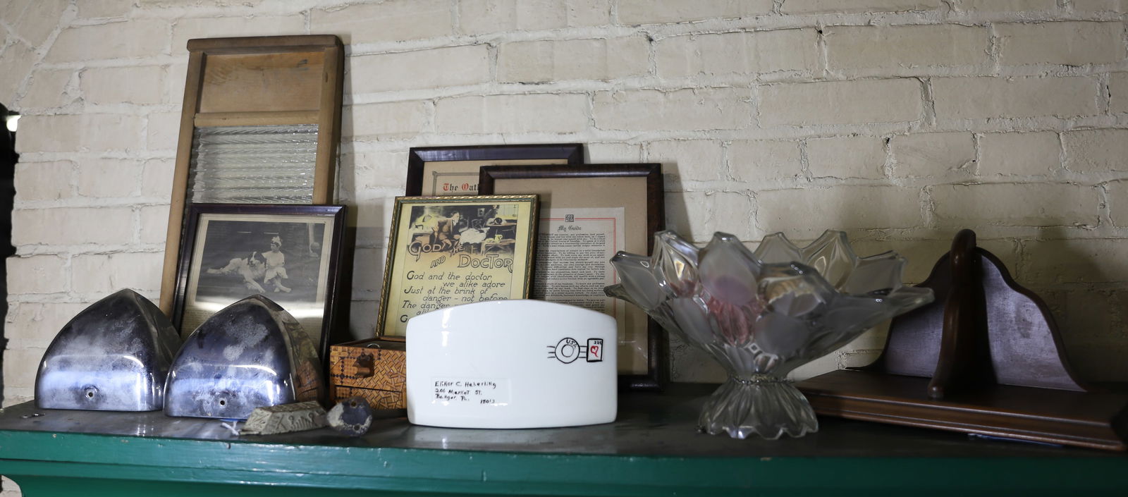 (WASH BOARD LOT: WASHBOARD WITH GLASS BOARD, CHROME TWO PARTS, FRAMED POEMS ETC, WOOD SHELF AND HOOK CAST IRON PULL ETC 18" X 9" PLEASE READ CAREFULLY – THIS IS AN ONSITE ONLINE ONLY AUCTION. The Address is 206 Mark