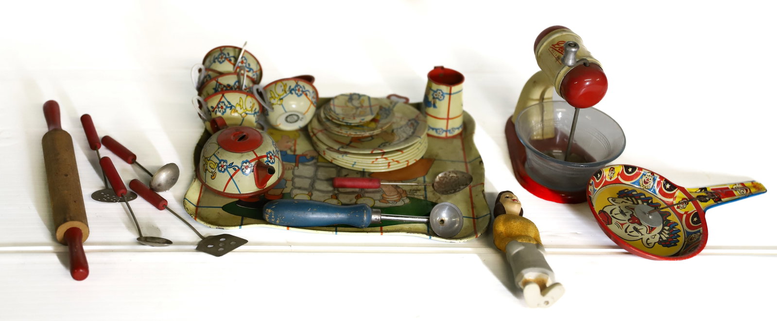 CHILDS MIXER AND TIN WARE: TIN LITHO TRAY ,DISH SET, COOKING UTENSILS, DELTA MIXER WITH BOWL, NOISEMAKER 5" X 5" PLEASE READ CAREFULLY – THIS IS AN ONSITE ONLINE ONLY AUCTION. The Address is 206 Market St. Bangor, Pa. 180