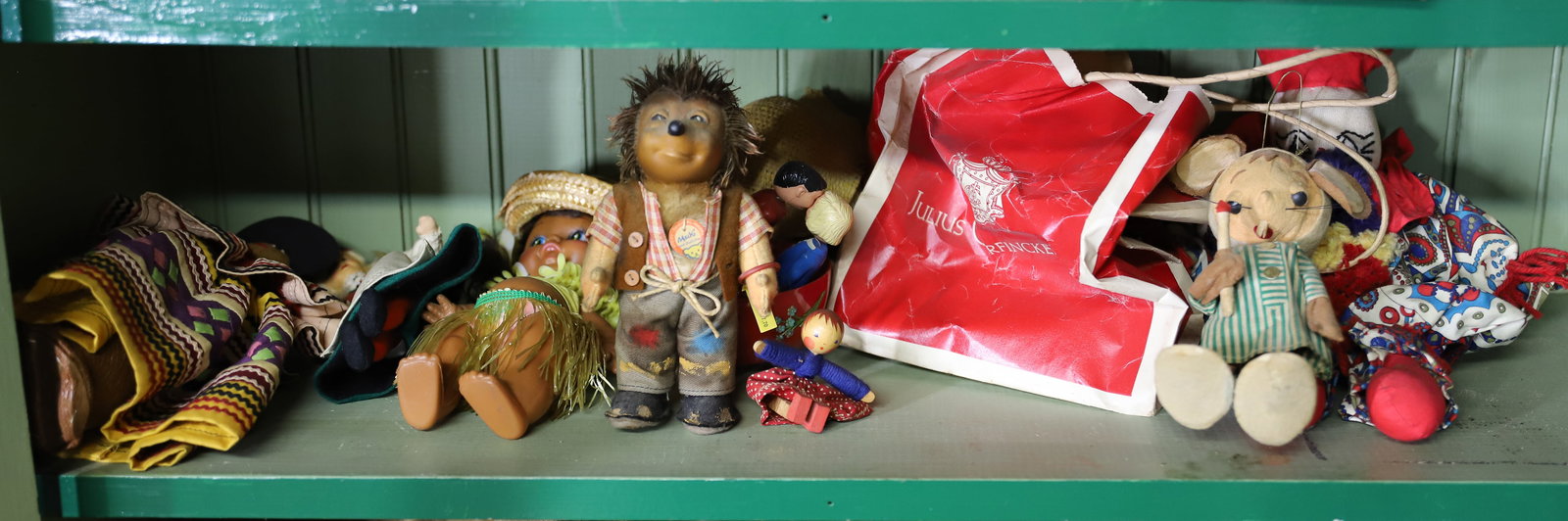 STEIFF LION,DOLL GROUPING: STEIFF LION DRESSED, ANNA LEE FIGURINE, WOOD CLOTH DOLLS ONE 20" DOLL 6" TO 8" (9) ITEMS PLEASE READ CAREFULLY – THIS IS AN ONSITE ONLINE ONLY AUCTION. The Address is 206 Market St. Bangor, Pa. 