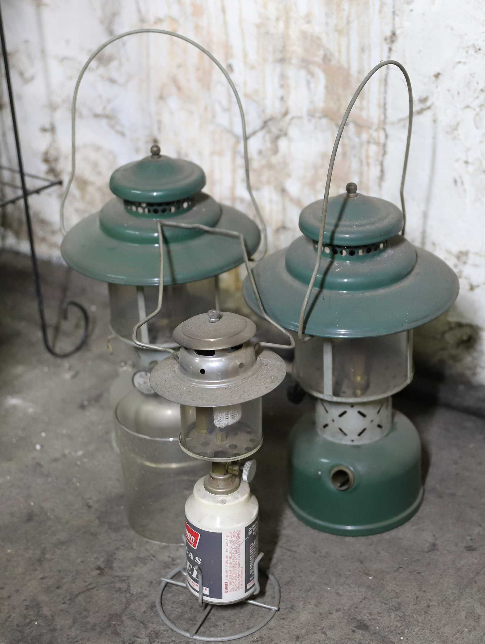 (3) COLEMAN LANTERNS: TWO LARGE ONE SMALL EXTRA SHADE PLEASE READ CAREFULLY – THIS IS AN ONSITE ONLINE ONLY AUCTION. The Address is 206 Market St. Bangor, Pa. 18013