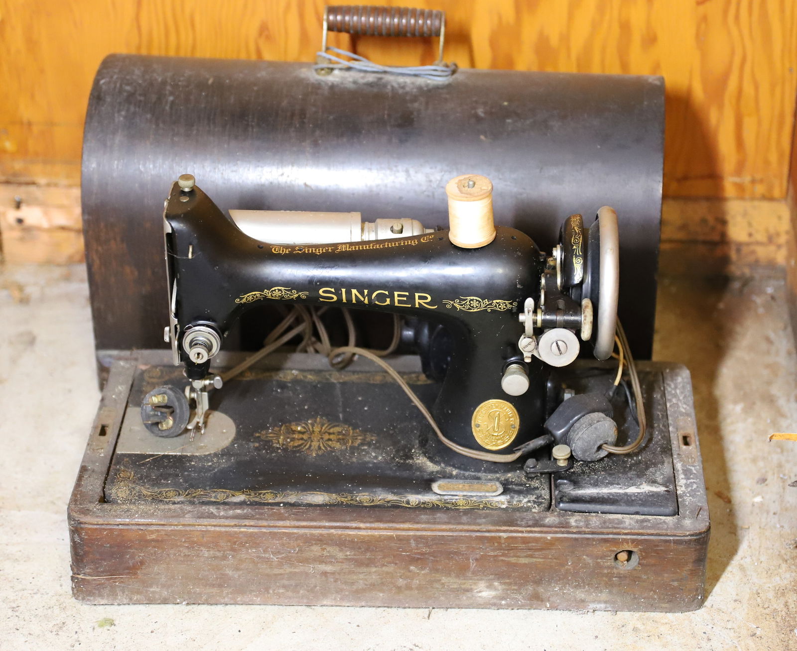 SINGER SEWING MACHINE: ELECTRIC WITH WOOD CASE 13" X 17" X 8 1/2" PLEASE READ CAREFULLY – THIS IS AN ONSITE ONLINE ONLY AUCTION. The Address is 206 Market St. Bangor, Pa. 18013