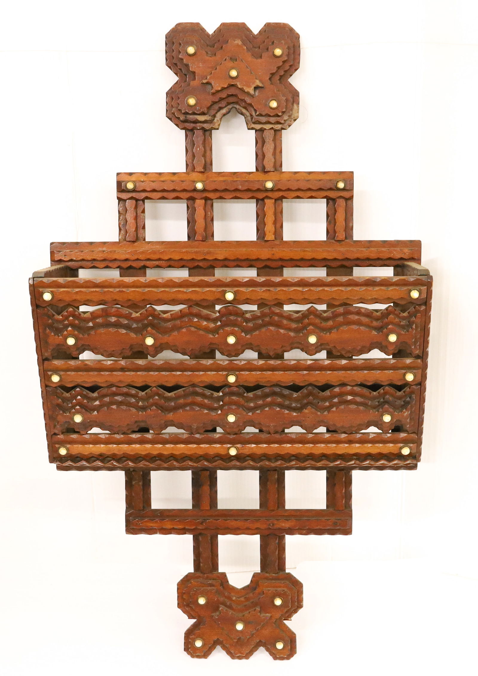 TRAMP ART MAGAZINE HOLDER (1 of 3)