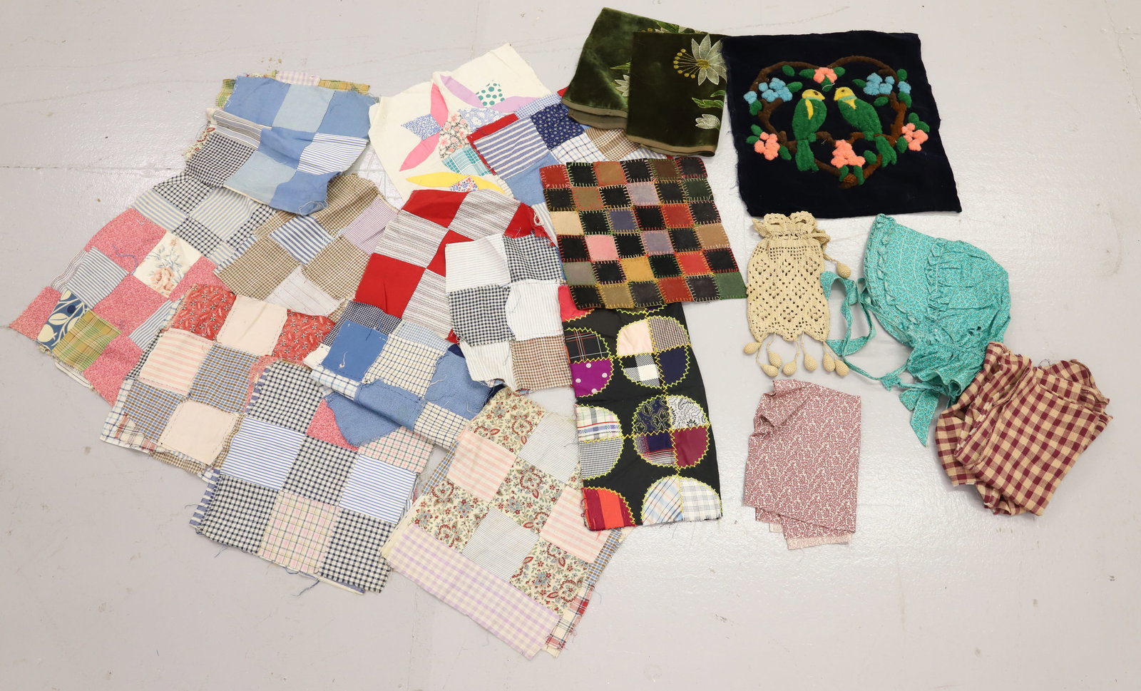 LOT OF VINTAGE TEXTILES (1 of 5)