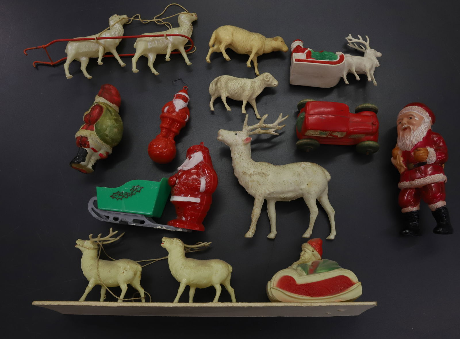 LOT OF MOLDED PLASTIC/CELLULOID SANTAS (1 of 4)