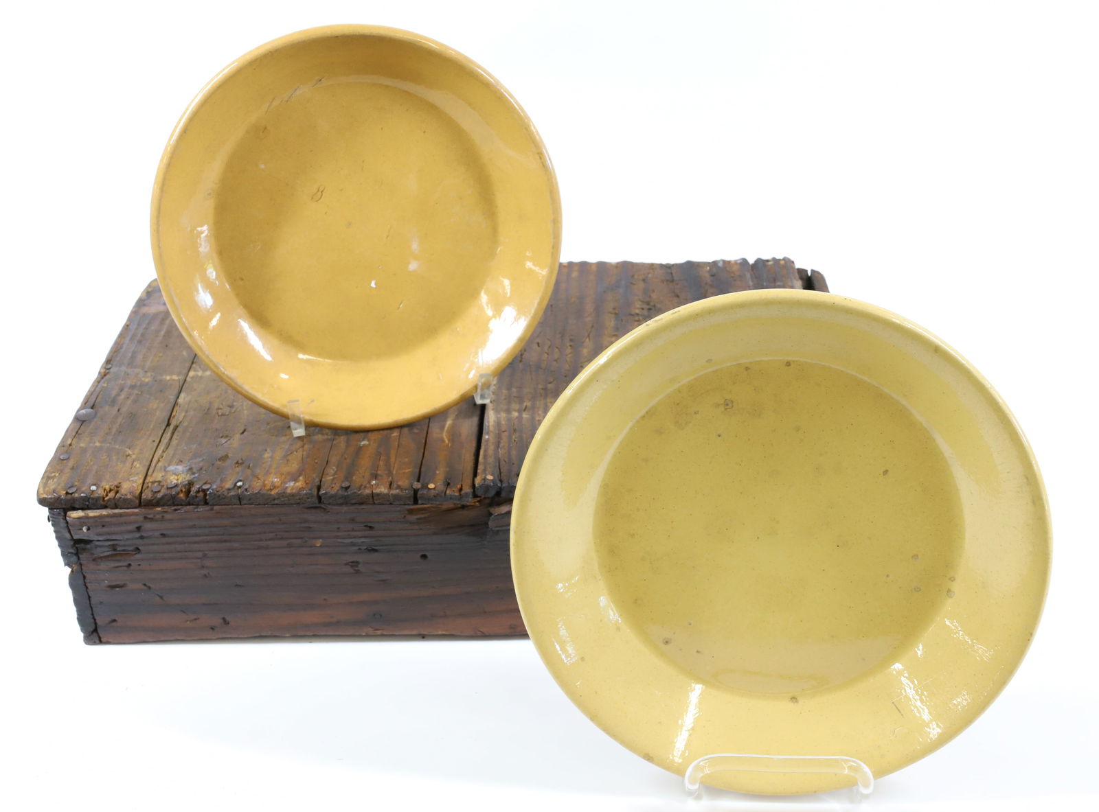 WOODEN CARRIER AND YELLOW WARE PIE PLATES (1 of 4)