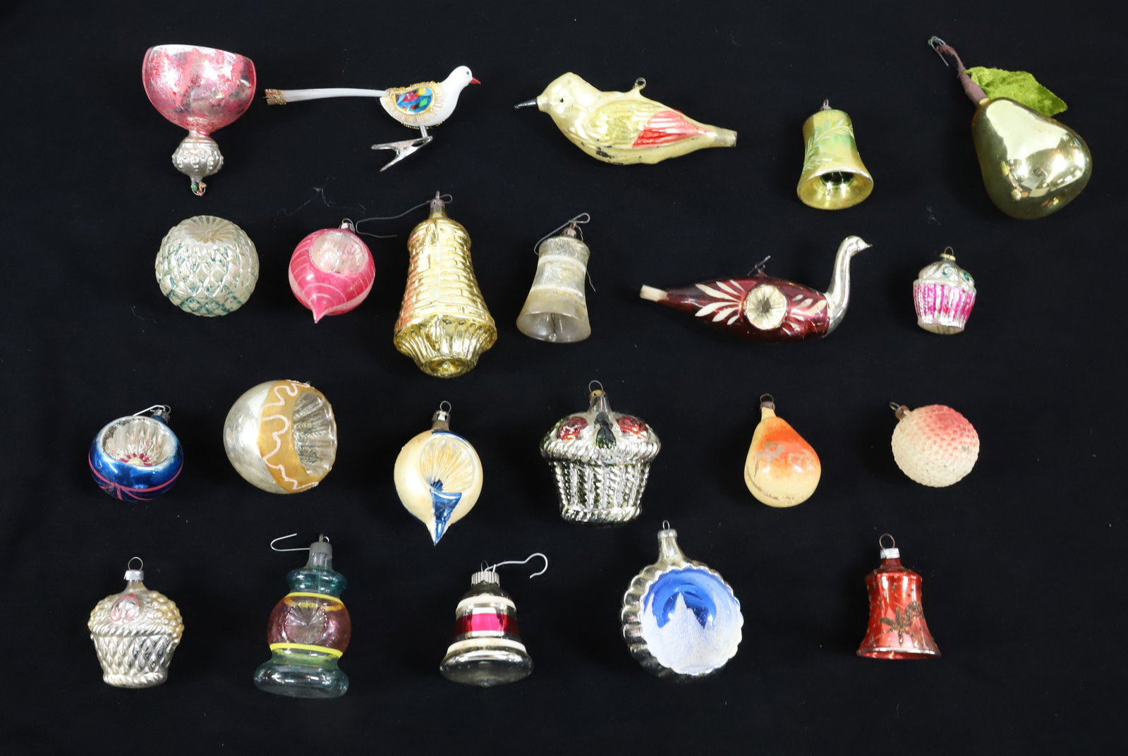 ANTIQUE CHRISTMAS ORNAMENT LOT: BLOWN GLASS AND PAINTED ORNAMENTS, IN VARIOUS SHAPES PLEASE READ CAREFULLY - Terms for Purchasing and Shipping of Auction Items. Please read carefully before bidding. All payments for purchases will b