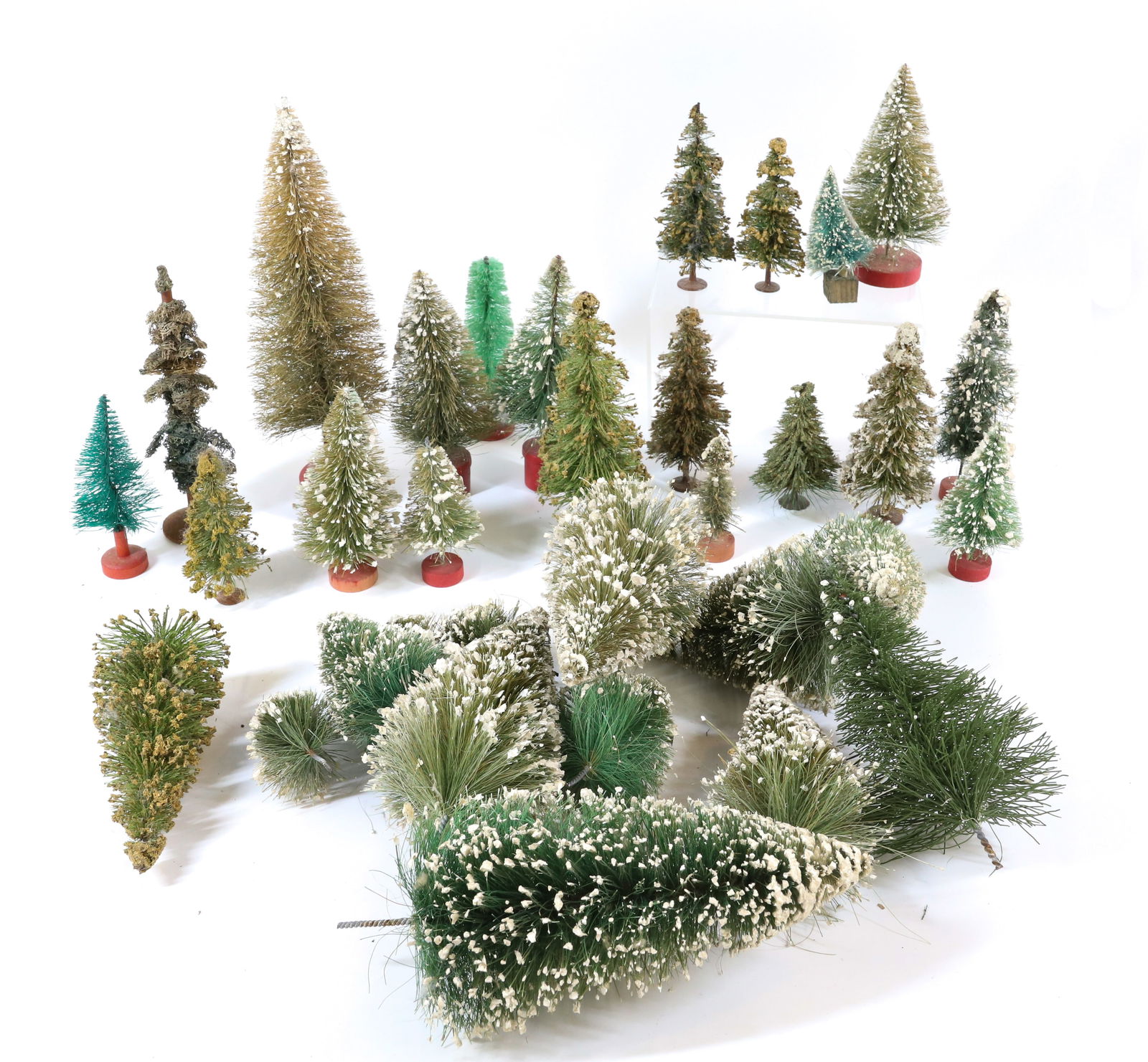 LARGE LOT OF BOTTLE BRUSH CHRISTMAS TREES (1 of 2)