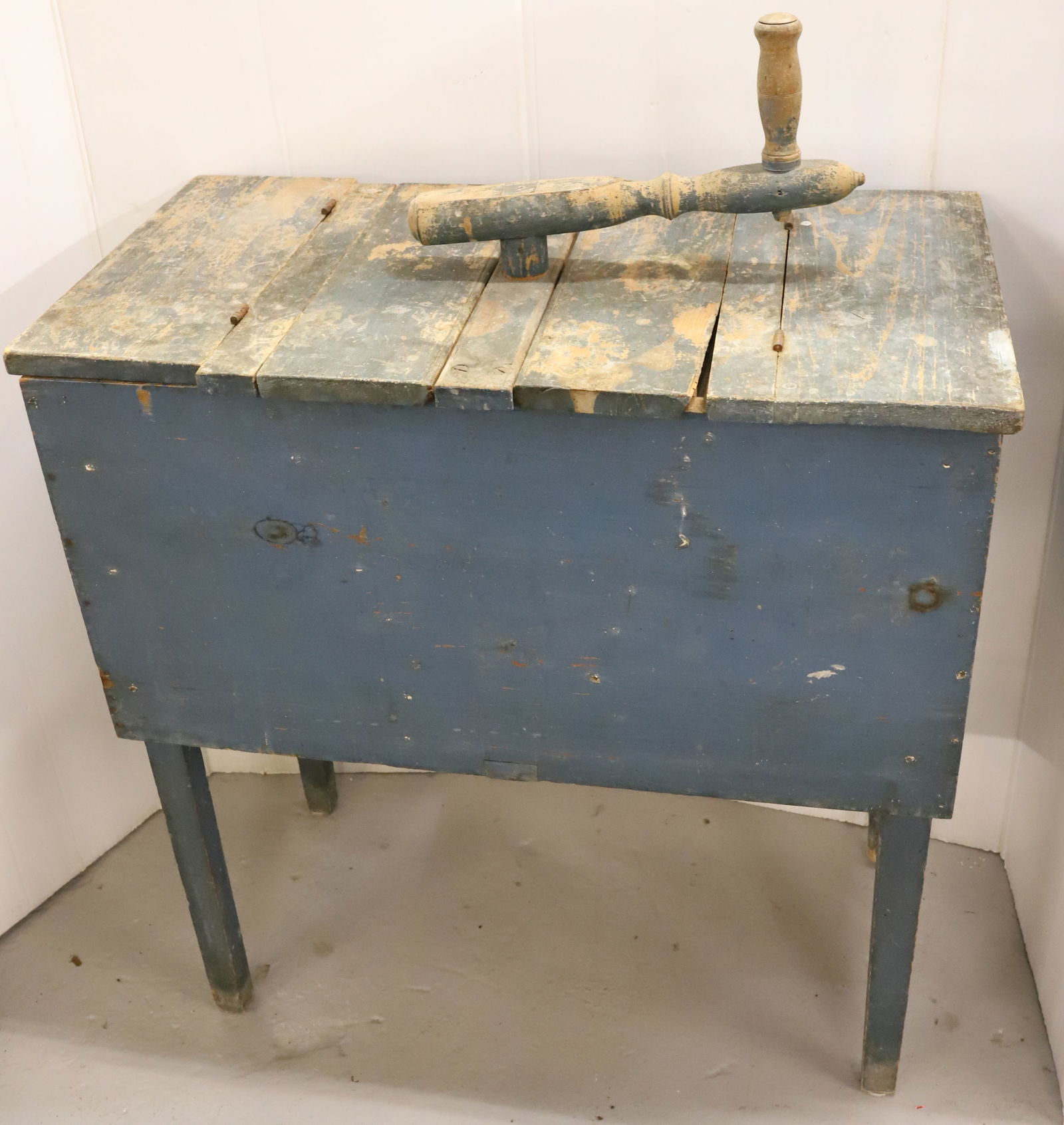 ANTIQUE BLUE PAINTED GRINDER (1 of 4)
