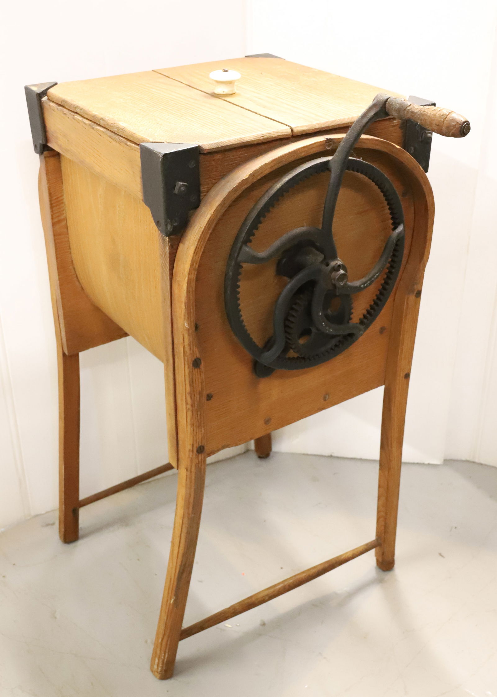 WOODEN COUNTRY BUTTER CHURN (1 of 4)