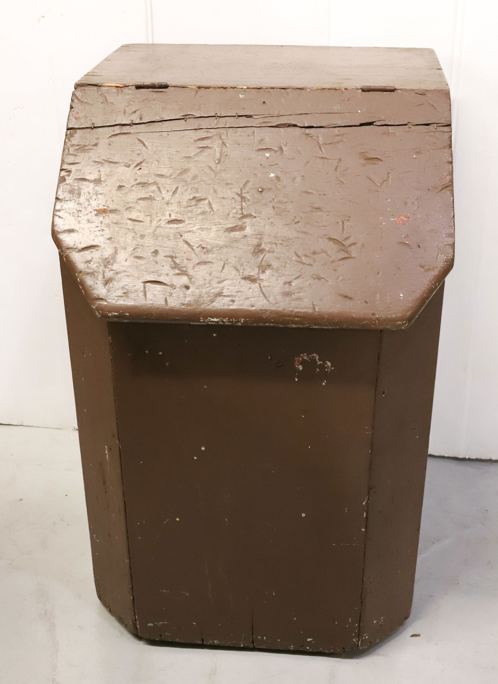 SLANT LID STORAGE BOX (1 of 5)