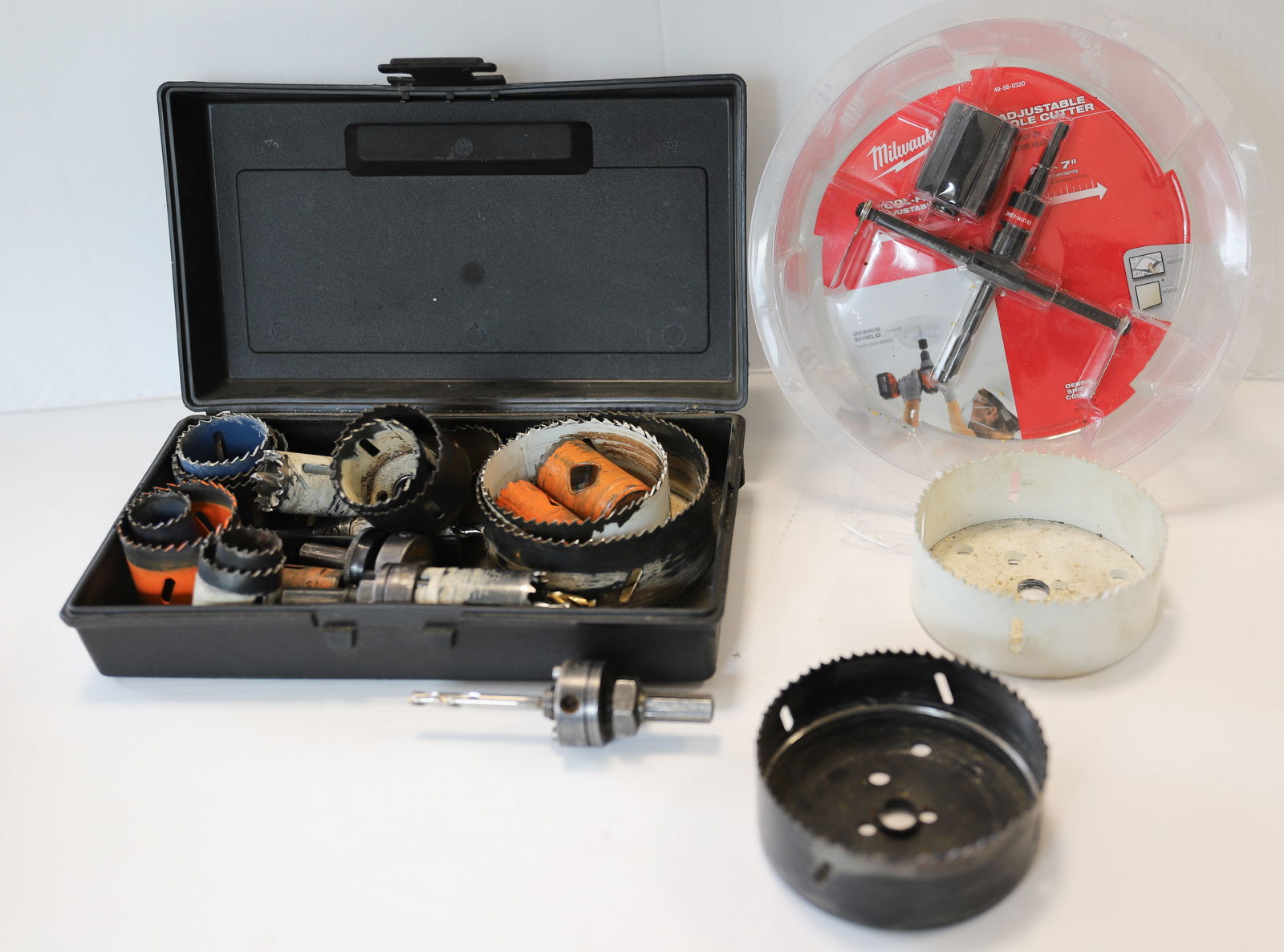 BOX OF HOLE SAW BLADES (1 of 2)