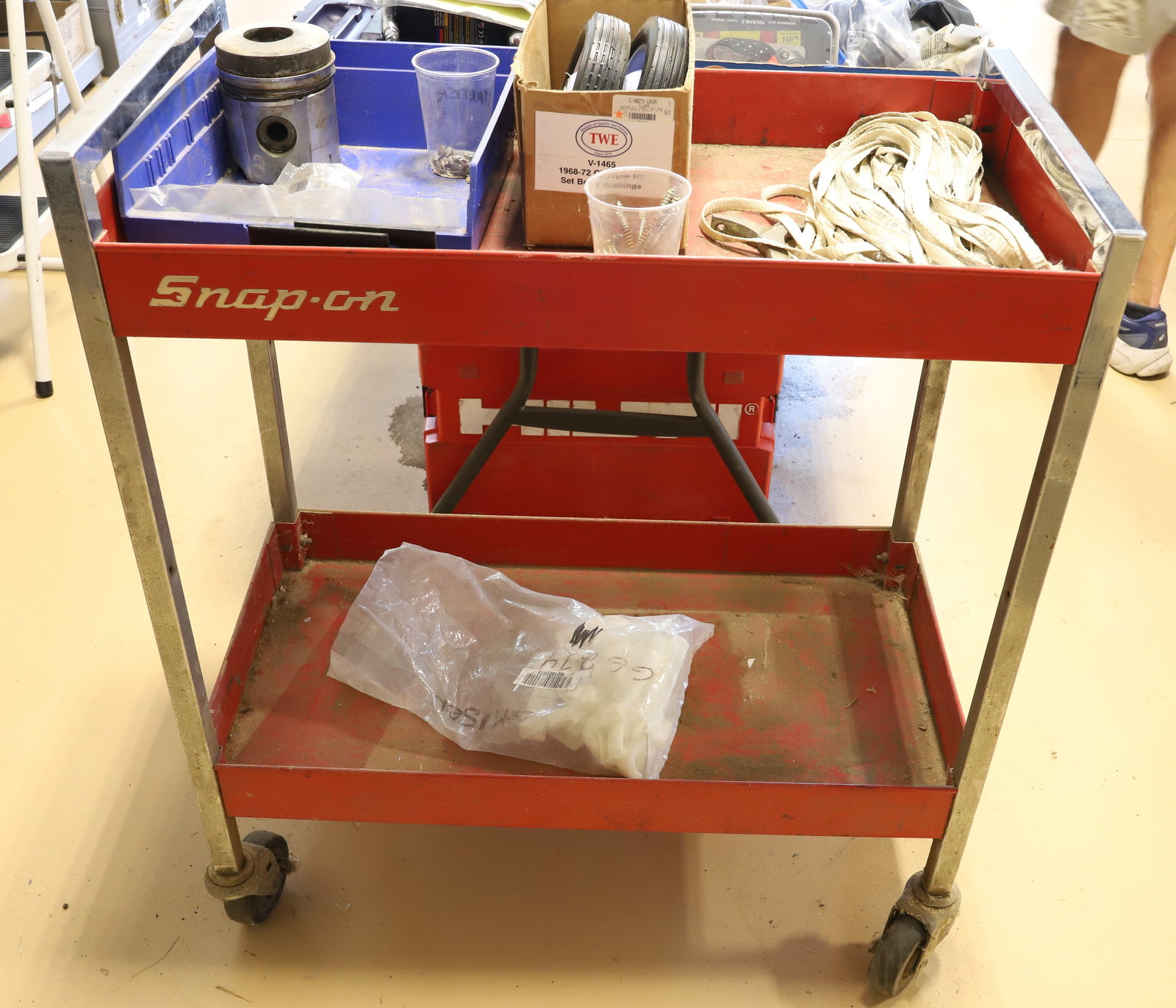 SNAP ON TOOL CART W/ CONTENTS (1 of 2)