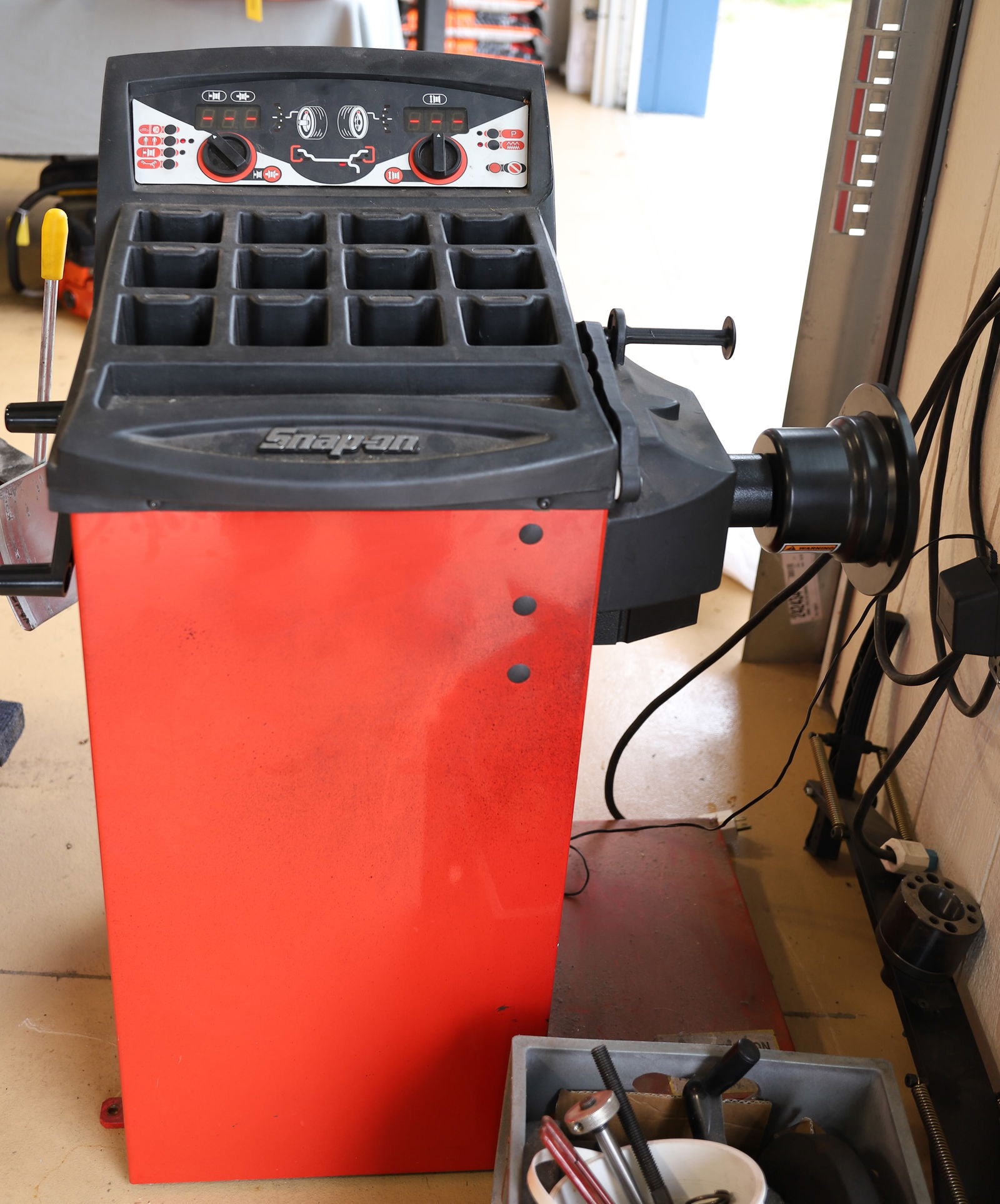 SNAP ON TIRE BALANCER (1 of 4)