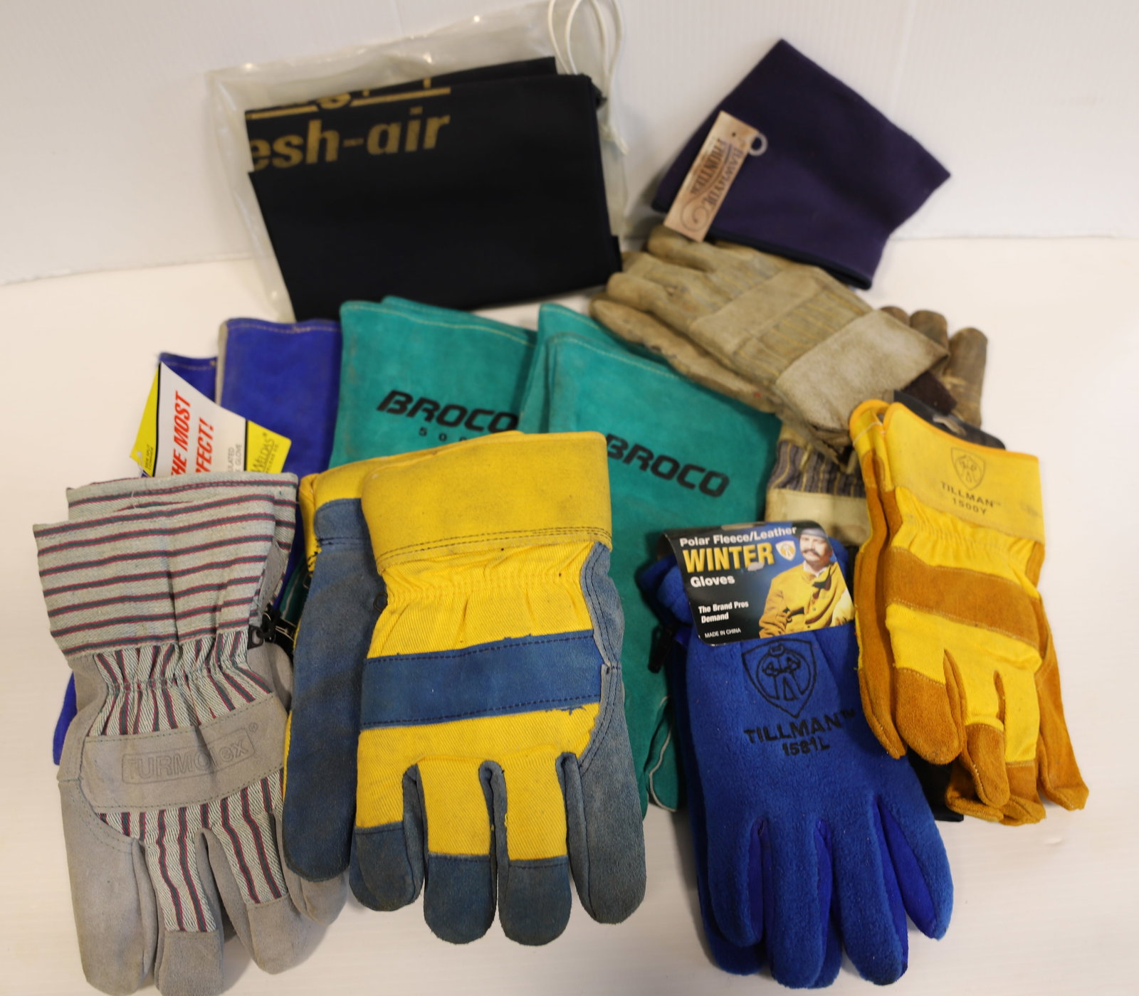 BOX OF GLOVES: NEW AND USED WELDING GLOVES AND OTHERS Terms: THIS SALE IS AN ONLINE ONLY TOOL AND EQUIPMENT AUCTION. PLEASE READ CAREFULLY..... THERE ARE (2) LOCATIONS FOR THE ITEMS LISTED: LOTS 1 TO 286 ARE LOCATED