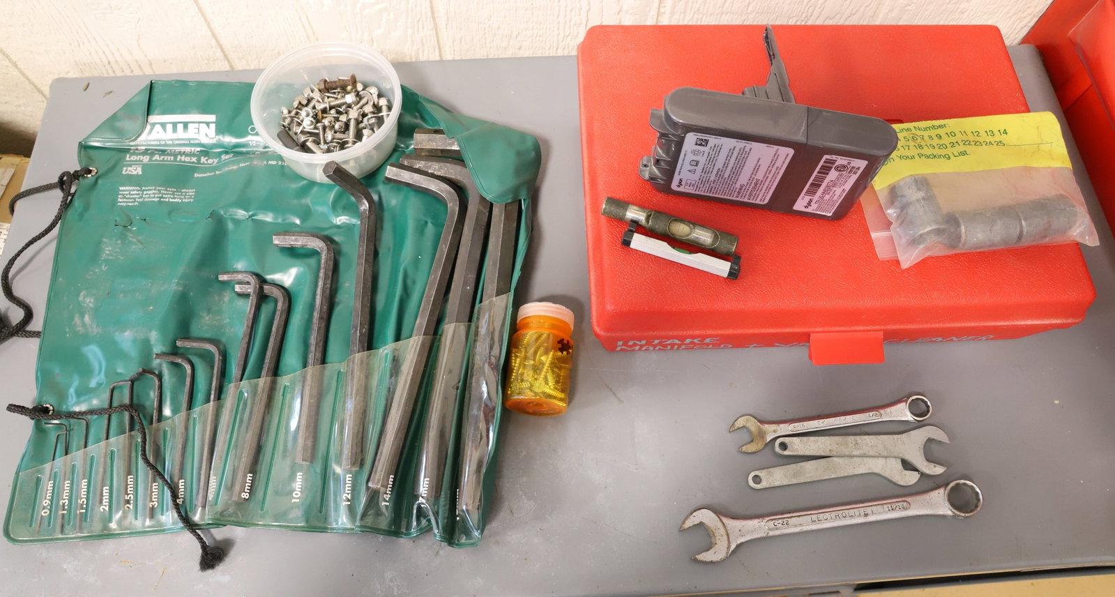 BOX OF TOOLS: WRENCHES AND MANIFOLD AND VALVE CLEANERS PLUS MORE Terms: THIS SALE IS AN ONLINE ONLY TOOL AND EQUIPMENT AUCTION. PLEASE READ CAREFULLY..... THERE ARE (2) LOCATIONS FOR THE ITEMS LISTED: LOTS 1 TO 286