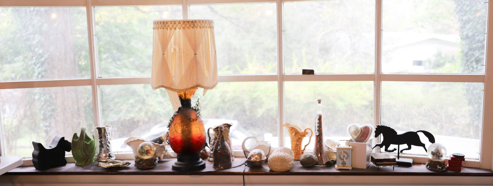 (23) CONTENTS OF BAY WINDOW SHELF (1 of 5)