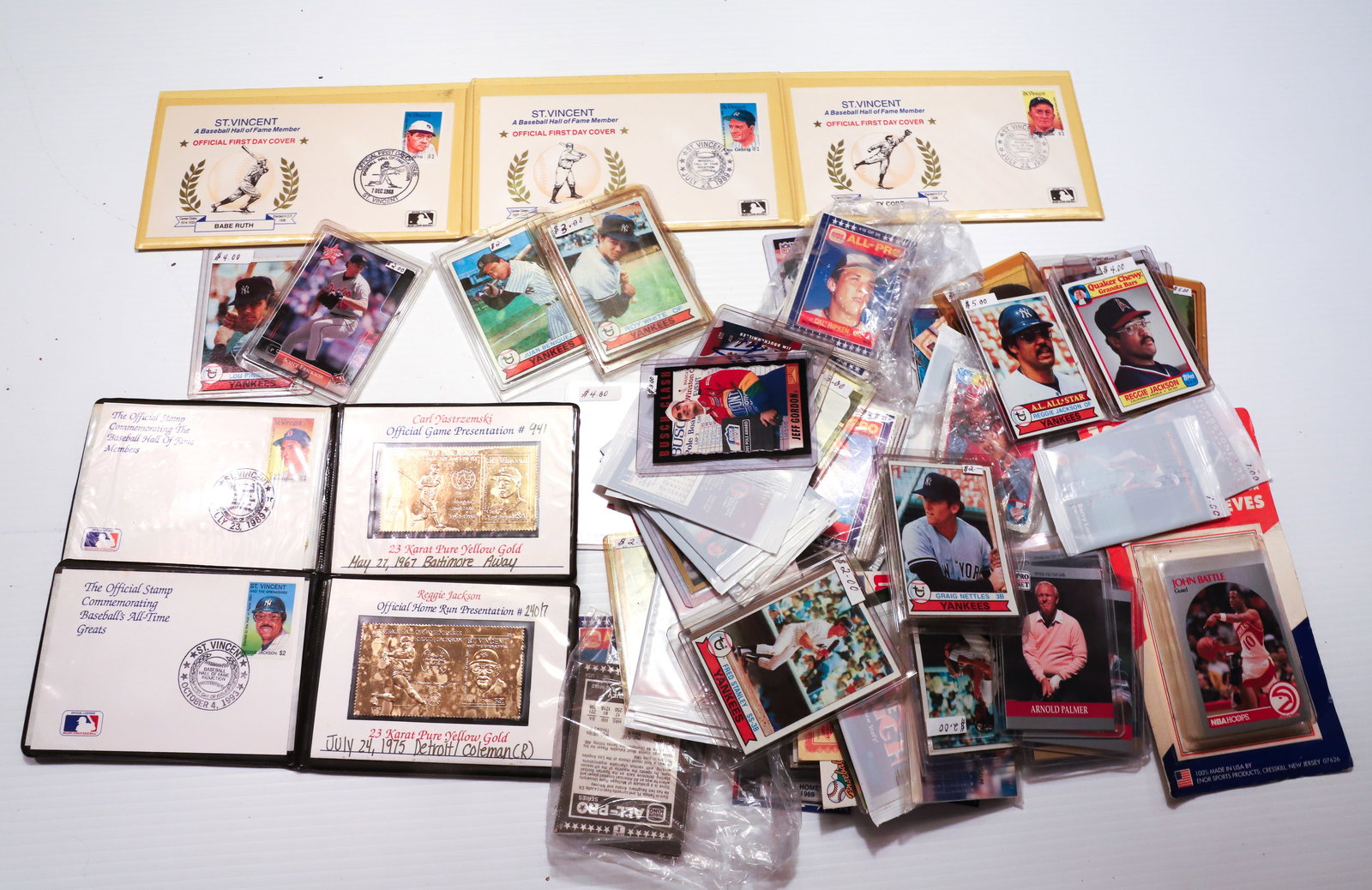 LARGE LOT OF VINTAGE BASEBALL AND GOLD CARDS (1 of 5)
