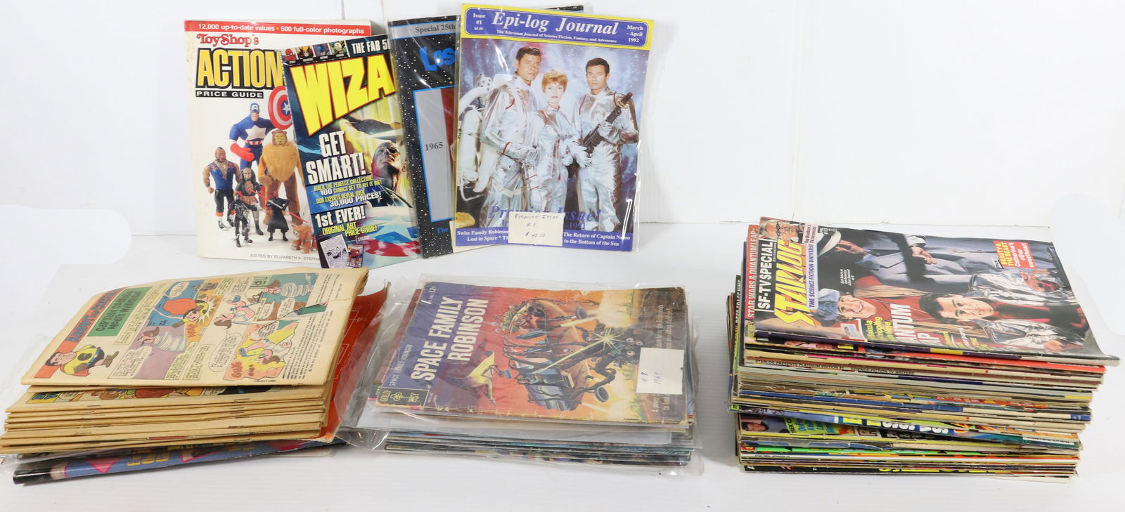LARGE LOT OF COMIC BOOKS AND MAGAZINES (1 of 4)