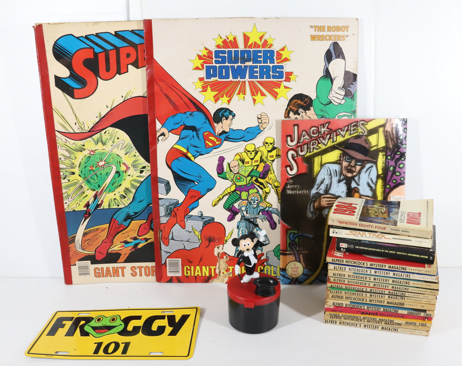 LOT OF ALFRED HITCHCOCK MAGAZINES AND MORE (1 of 4)