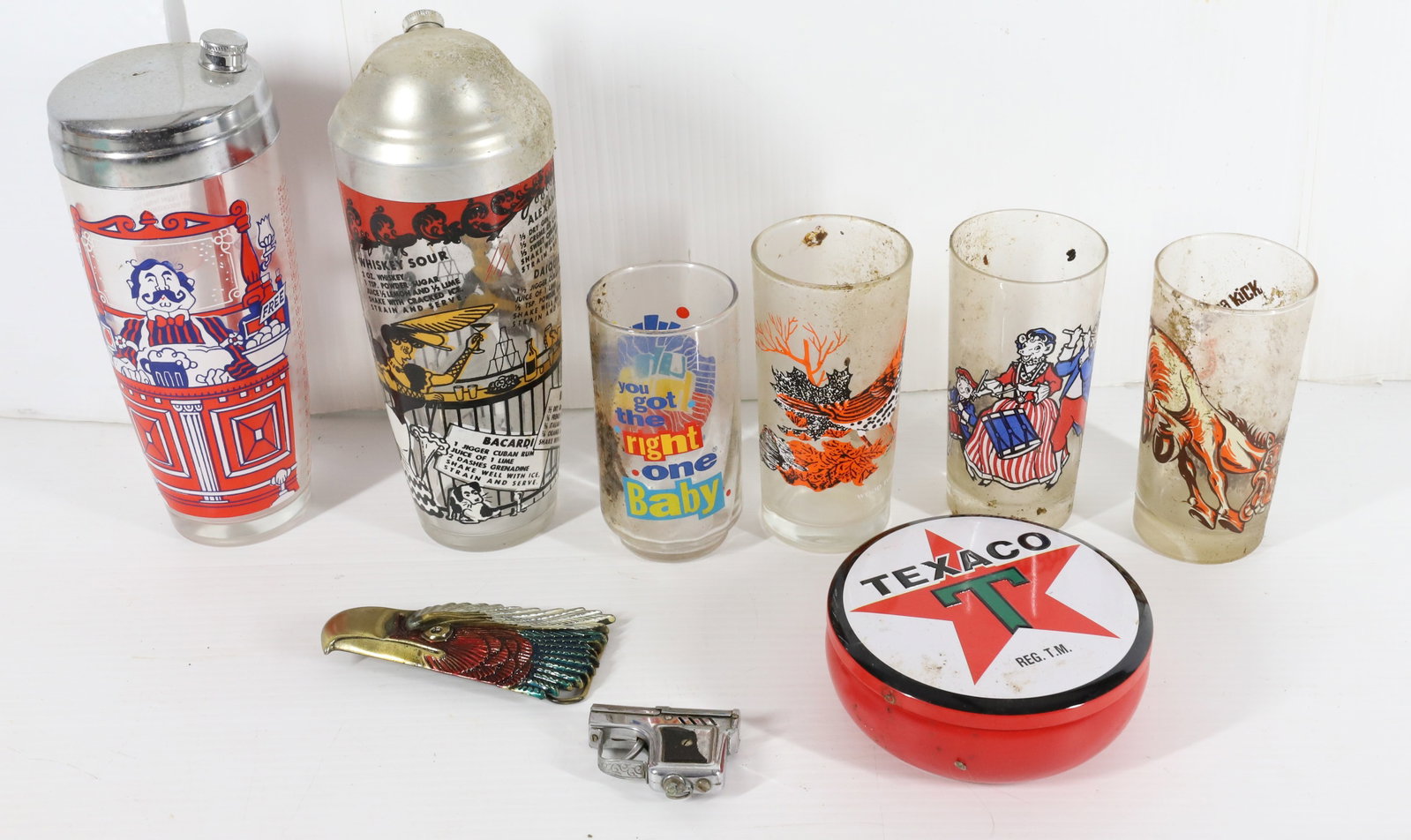 LOT OF VINTAGE COCKTAIL SHAKERS AND GLASSES: PRINTED GLASSES, (2) SHAKERS, AND MORE Terms: PLEASE READ CAREFULLY -THIS IS AN ONSITE AND ONLINE ONLY AUCTION. PICK UP WILL BE AT 5115 ANONA RD, STROUDSBURG, PA 18360 AND WILL ONLY BE 2 DAYS!! Terms 
