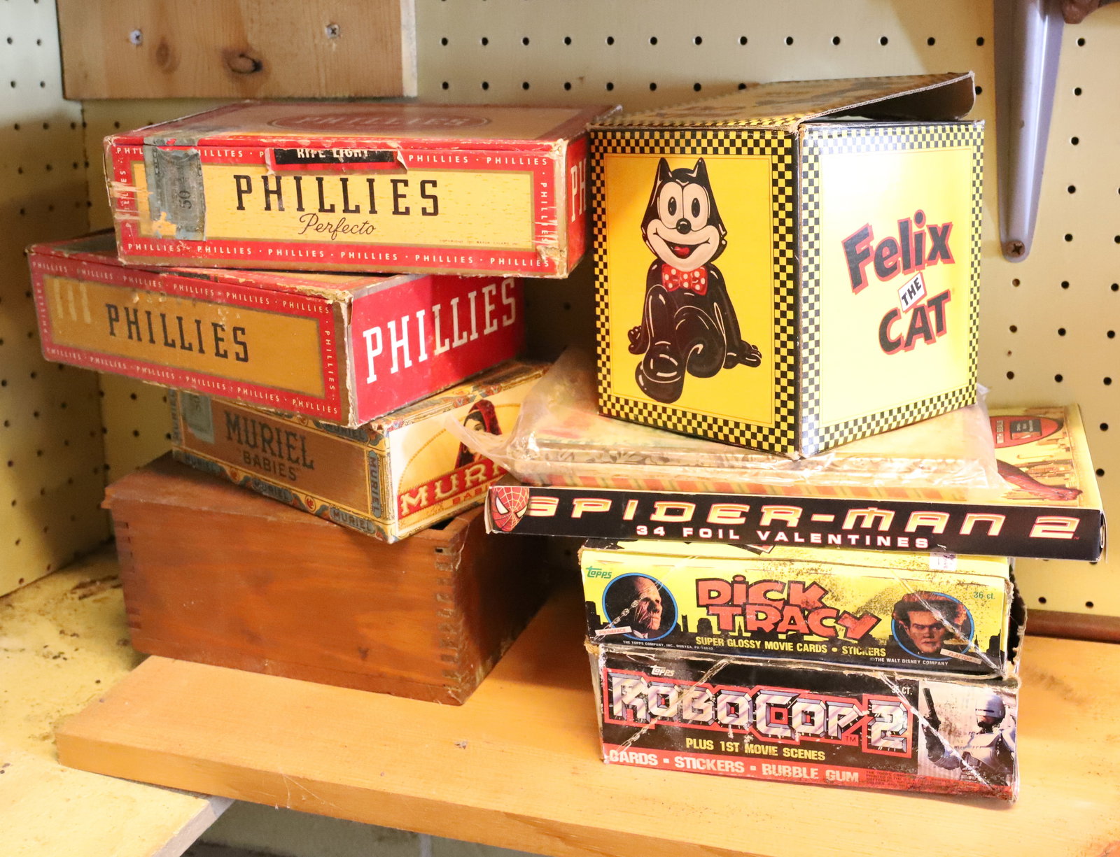 LOT OF TRADING CARDS AND CIGAR BOXES (1 of 1)