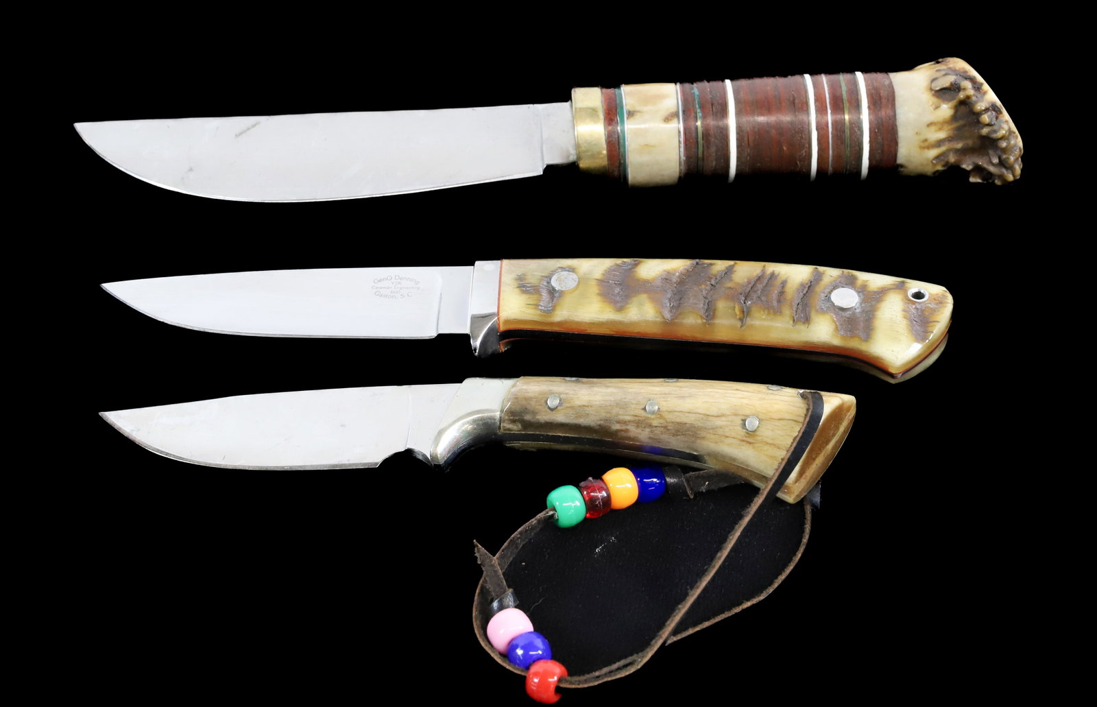 (3) CUSTOM HUNTING KNIVES: INCLUDING: GENO DENNING, GASTON, SC WITH TWO UNMARKED ANTLER HANDLED KNIVES, FINELY BLADES/HANDLES. BLADES 3" TO 5" L. Registration: Terms: