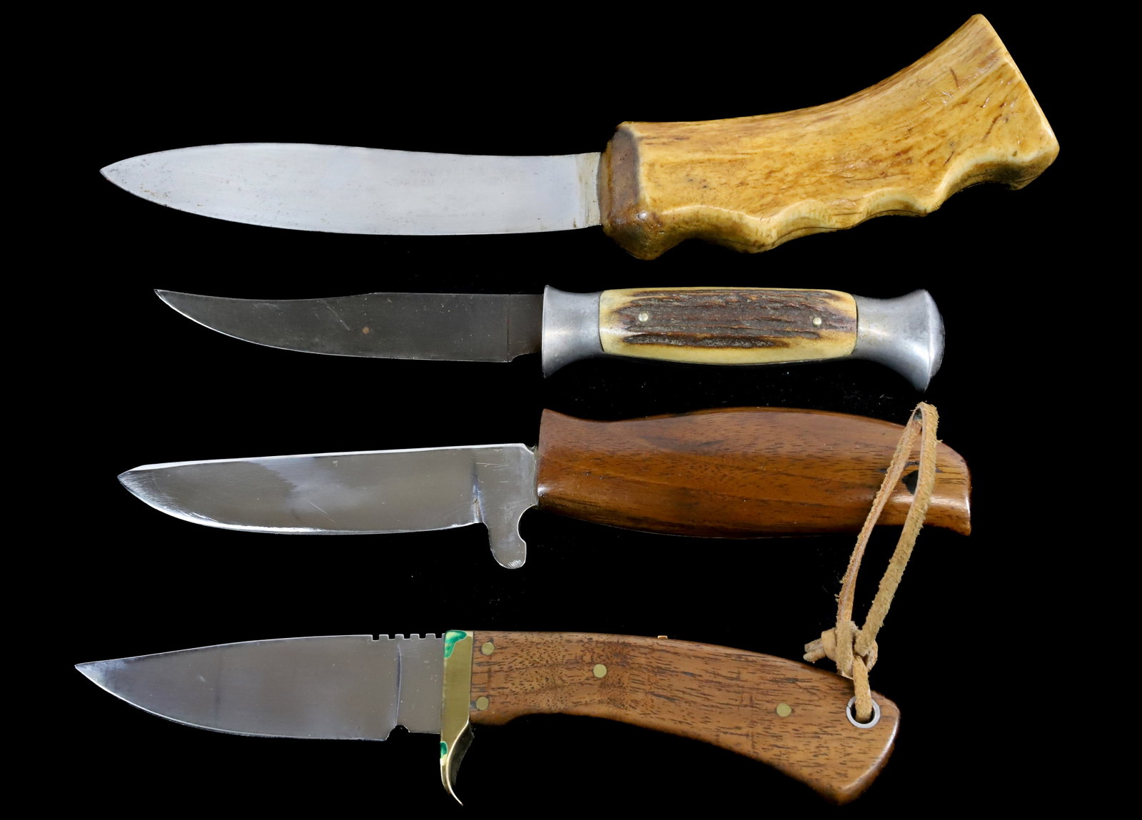 (4) HUNTING KNIVES: INCLUDING: SKINNING KNIFE, J.P. RUSSELL GREEN RIVER WORKS KNIFE WITH CURVED BLADE AND ANTLER FINGER GRIP HANDLE AND OTHERS. 8" TO 10" LENGTHS. Registration: Terms: