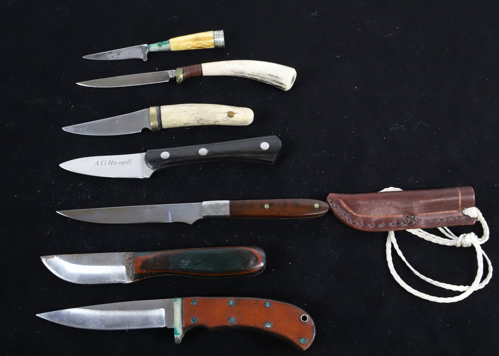 (7) CUSTOM SKINNING KNIVES: INCLUDING: A.G. RUSSELL, GILLESPIE, KELSTIN AND MORE. 4 1/4" TO 6 1/2" LENGTHS. Registration: Terms: