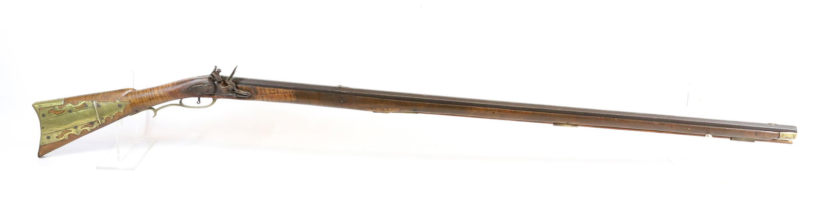 KENTUCKY FLINTLOCK RIFLE: FOUR PIECE PIERCED PATCH BOX. 45" BARREL. FIGURED MAPLE STOCK WITH RAMROD. UNMARKED. Registration: Terms: