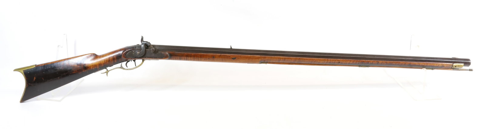 CINCINNATI PERCUSSION KENTUCKY LONG RIFLE: LOCK MRKD. DAVID---CINCINNATI. 40 CALIBER. 39" OCTAGONAL BARREL. FIGURED MAPLE STOCK. Registration: Terms: