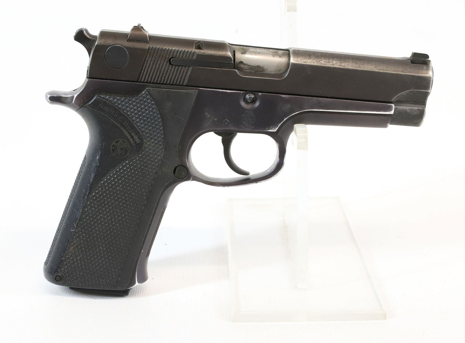 SMITH AND WESSON MODEL 915: 9MM, SERIAL# VCD1535, 3" BARREL Registration: Terms: THIS GUN REQUIRES REGISTRATION OR AN FFL TRANSFER TO PURCHASE