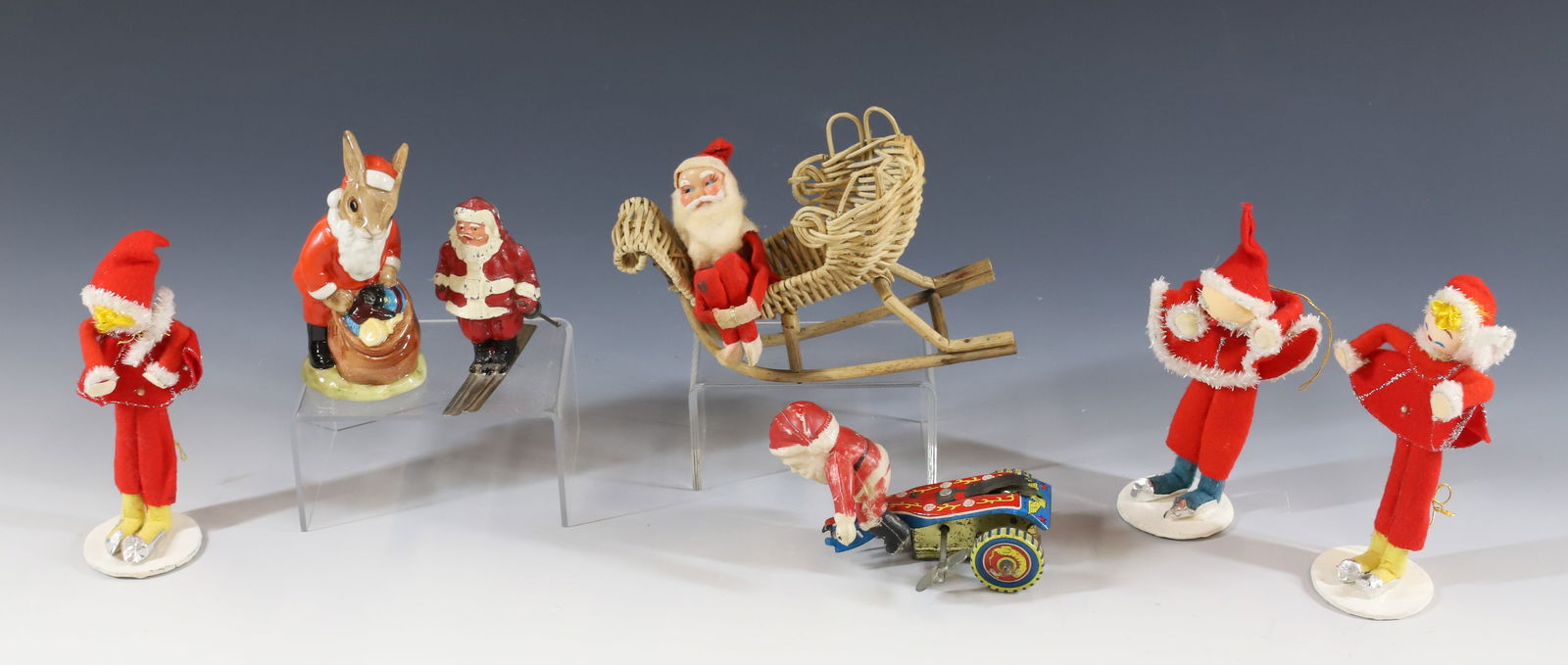 LOT OF VARIOUS SANTA CLAUS AND ELF FIGURES (1 of 3)