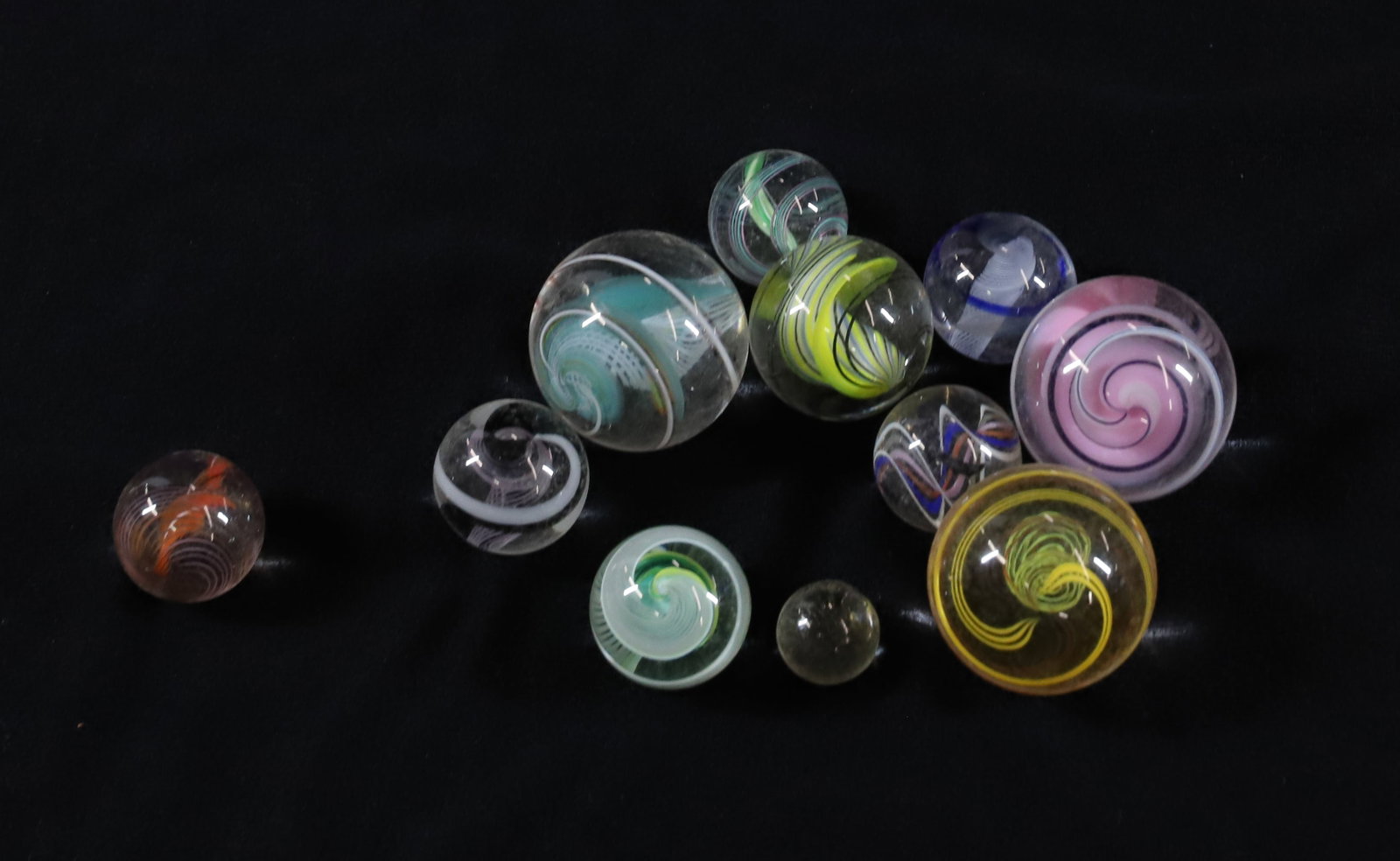 LOT OF BLOWN GLASS MARBLES: VARIOUS SIZES. 1/2" TO 1 1/4" DIAMETER. Terms: PLEASE READ CAREFULLY -THIS IS AN ONLINE ONLY AUCTION WITH ABSENTEE AND PHONE BIDDING AS WELL. Terms for Purchasing and Shipping of Auction Items. Please