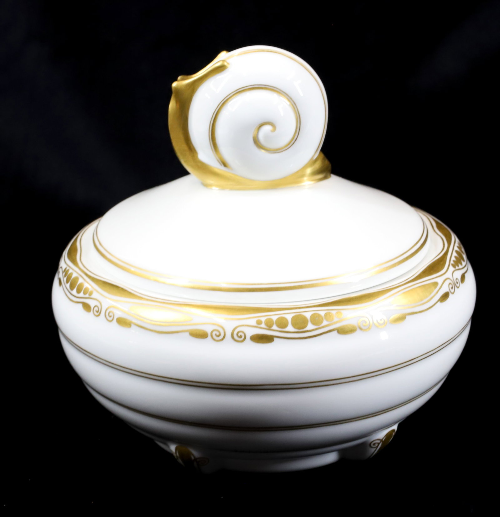 MEISSEN ART DECO COVERED BOWL: LID WITH SNAIL FINIAL MEISSEN GERMANY 7" X 6 1/2" Terms: PLEASE READ CAREFULLY -THIS IS AN ONLINE ONLY AUCTION WITH ABSENTEE AND PHONE BIDDING AS WELL. Terms for Purchasing and Shipping of Auction Ite