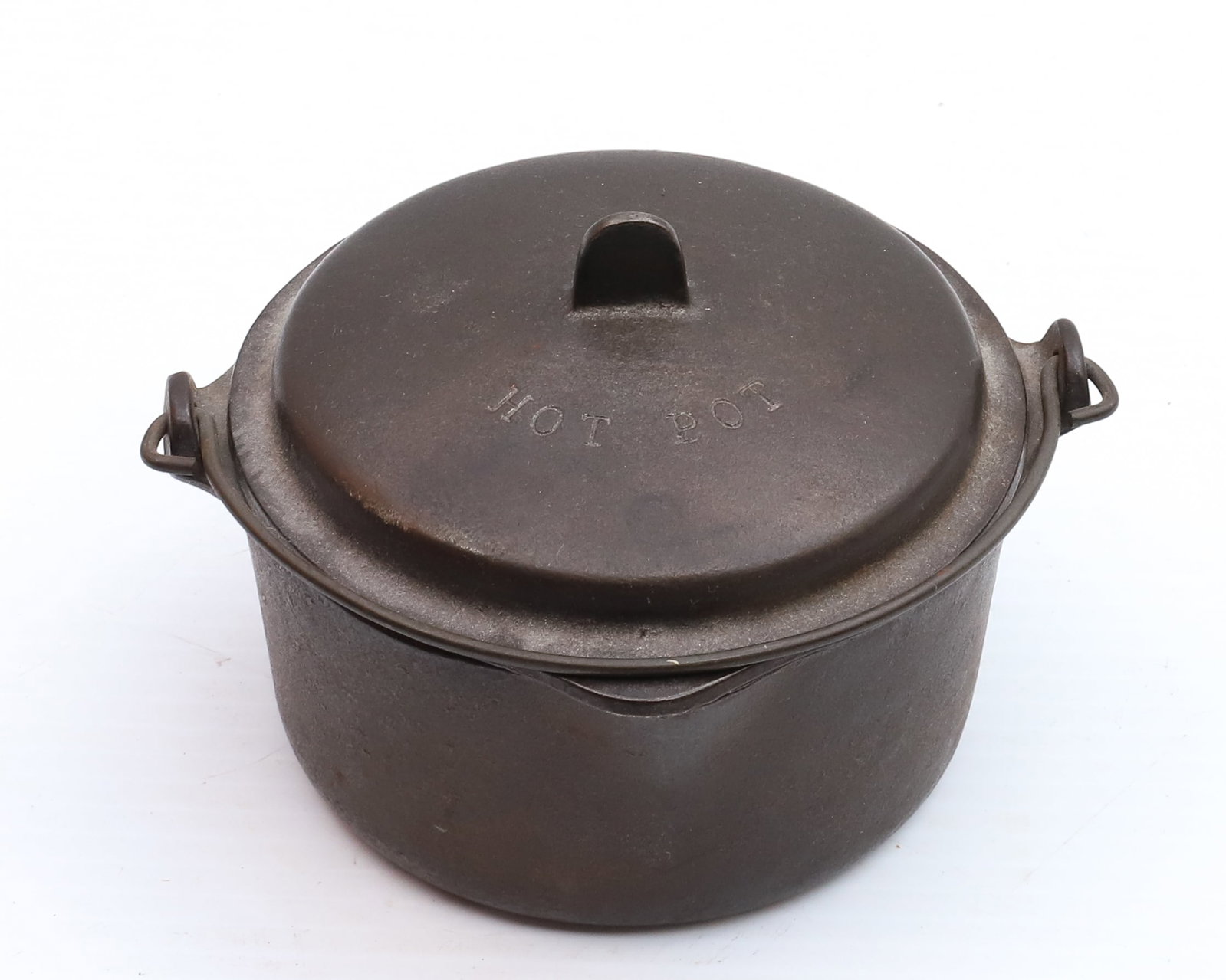 WAGNER WARE HOT POT #1363: WITH BAIL HANDLE AND LID - 4 1/4" D Terms: PLEASE READ CAREFULLY -THIS IS AN ONLINE ONLY AUCTION. Terms for Purchasing and Shipping of Auction Items. Please read carefully before bidding. All payments