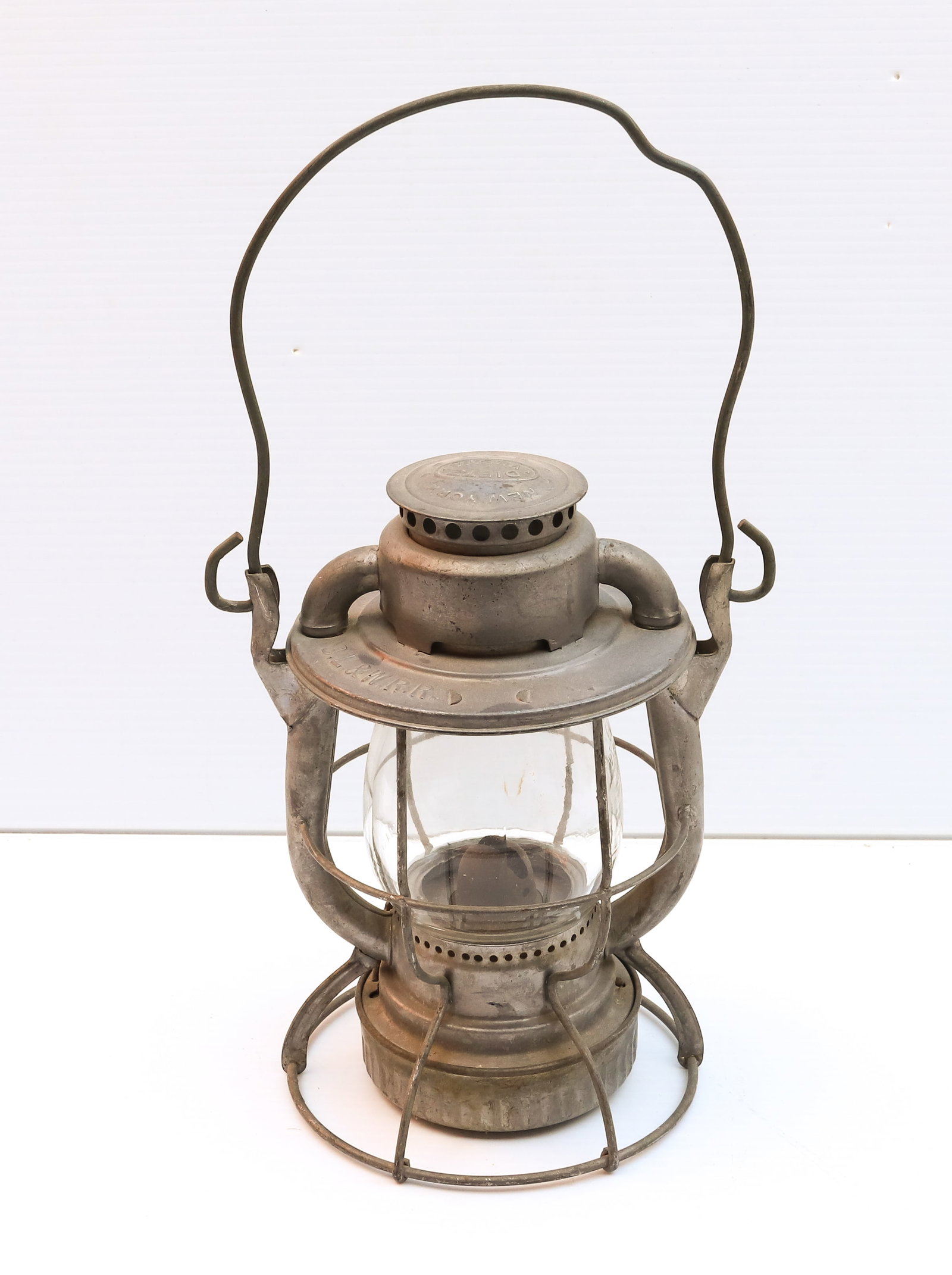 DIETZ VESTA RAILROAD LANTERN (1 of 4)