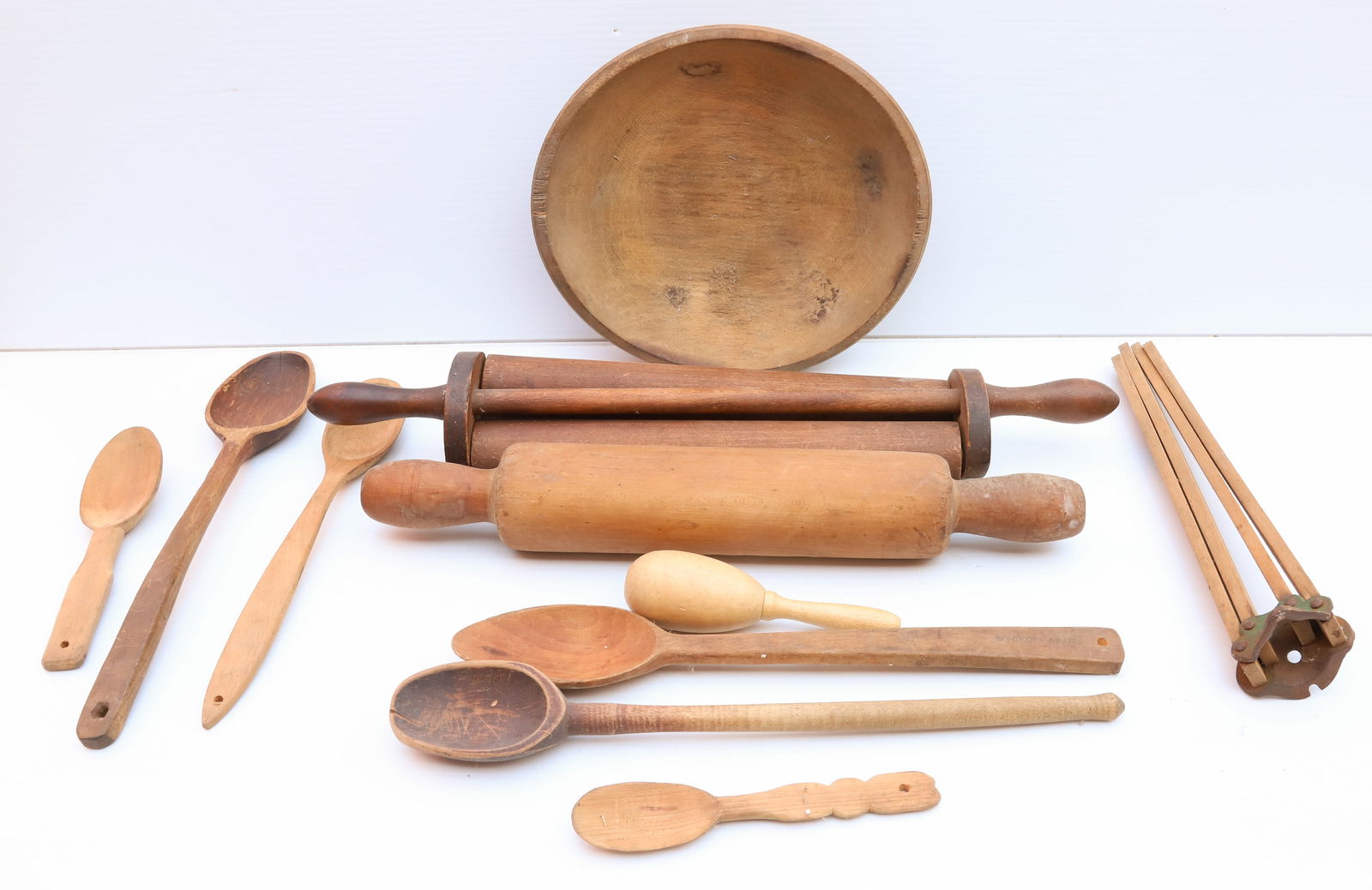 LOT OF KITCHEN WOODEN WARE (1 of 4)
