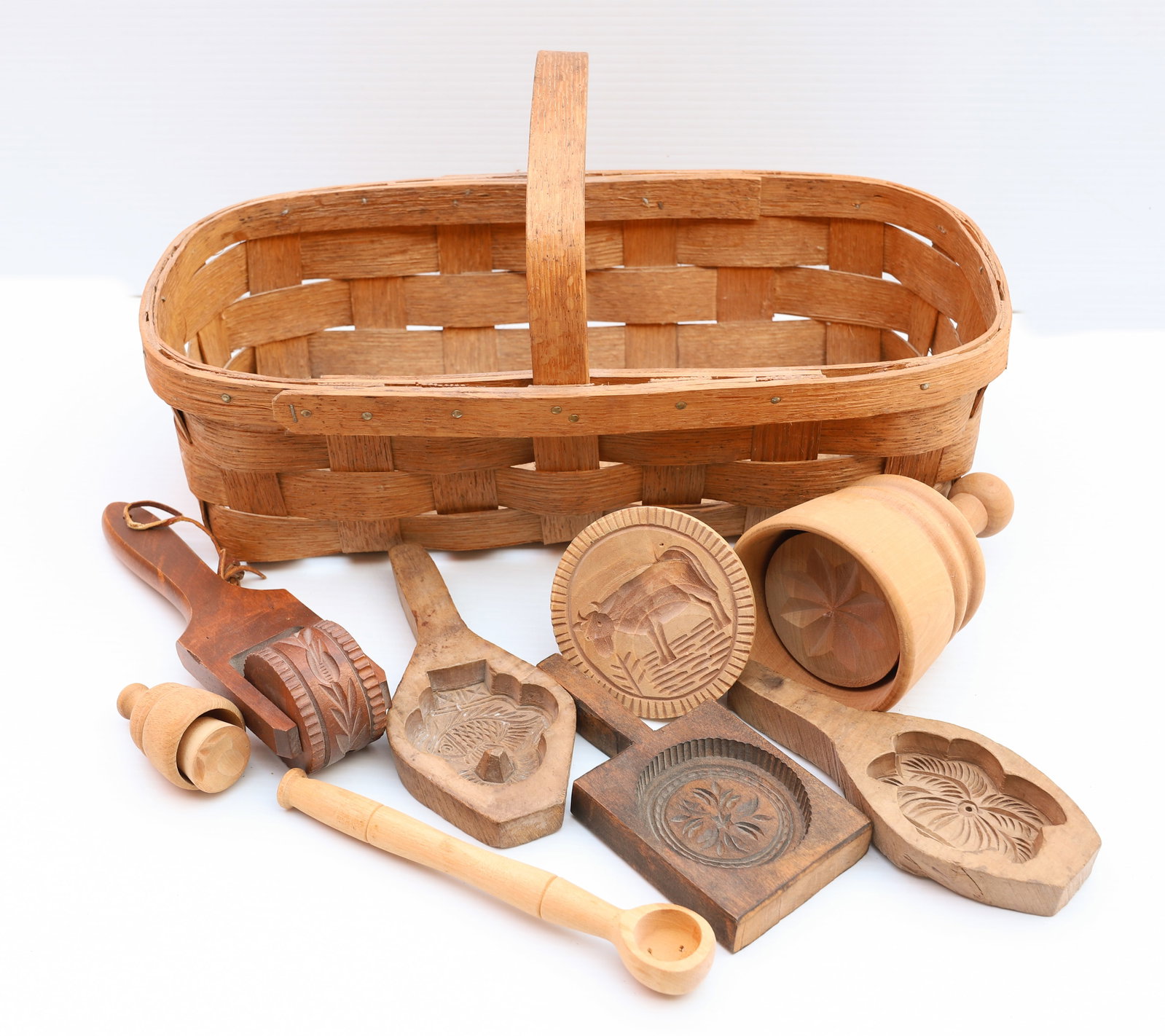 LOT OF WOODEN BUTTER MOLDS: VARIETY OF STYLES INCLUDING; ONE WITH ROLLER WHEEL, GATHERING BASKET (17" L ) Terms: PLEASE READ CAREFULLY -THIS IS AN ONLINE ONLY AUCTION. Terms for Purchasing and Shipping of Auction Items. Please r