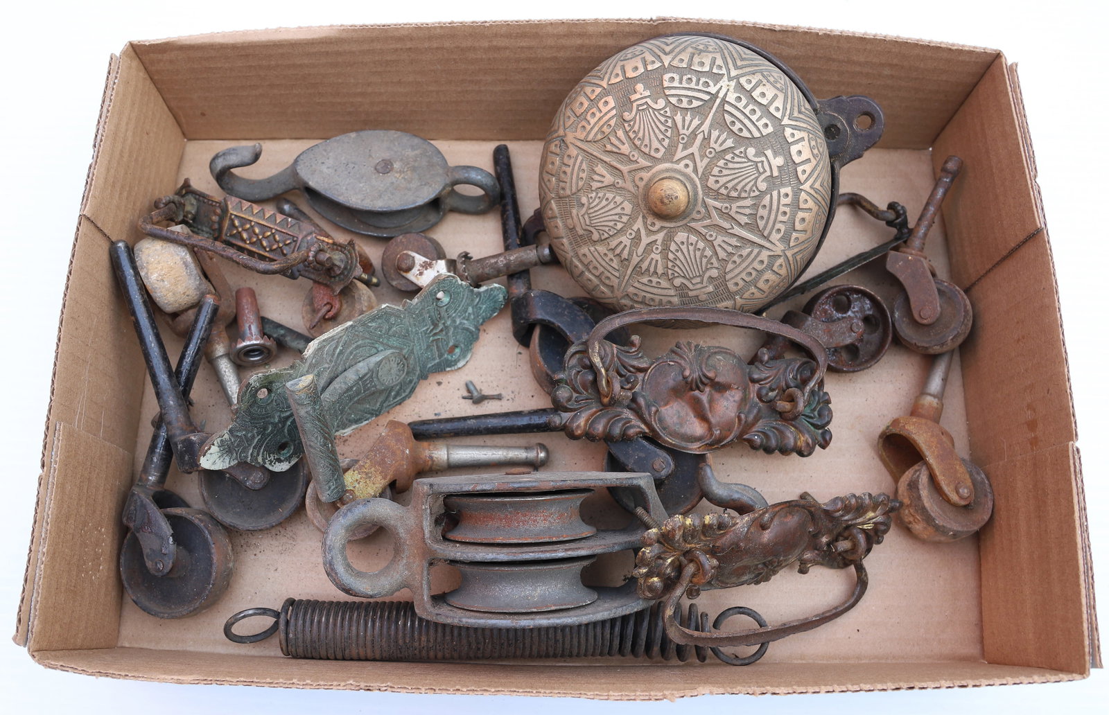LOT OF ANTIQUE HARDWARE (1 of 3)