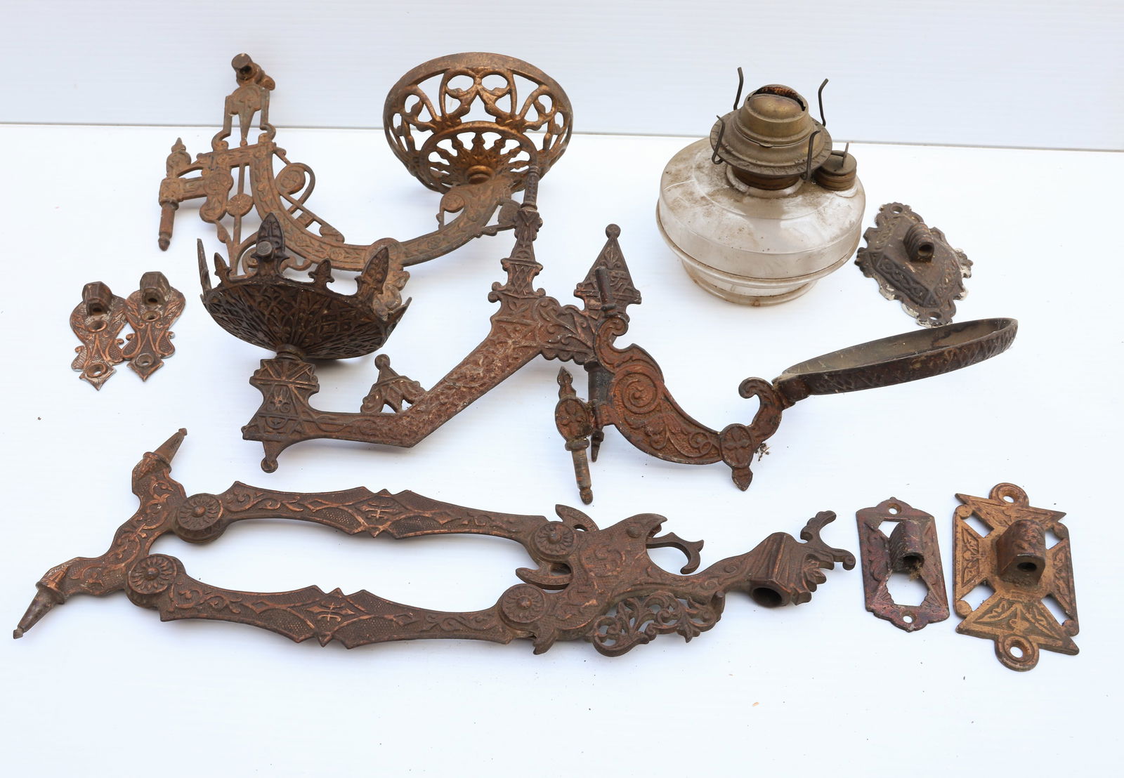 CAST IRON VICTORIAN HARDWARE (1 of 3)