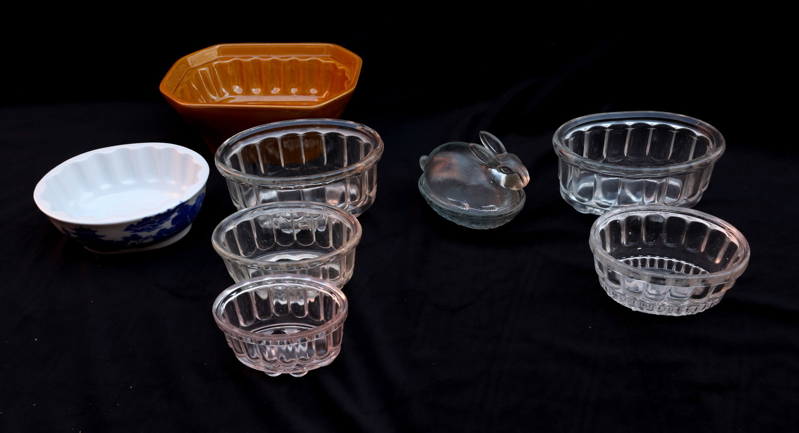 LOT OF VINTAGE FOOD MOLDS: (7) GLASS FOOD MOLDS, IN A VARIETY OF MOTIFS - LARGEST IS POTTERY 8 3/4" Terms: PLEASE READ CAREFULLY -THIS IS AN ONLINE ONLY AUCTION. Terms for Purchasing and Shipping of Auction Items. Please read c