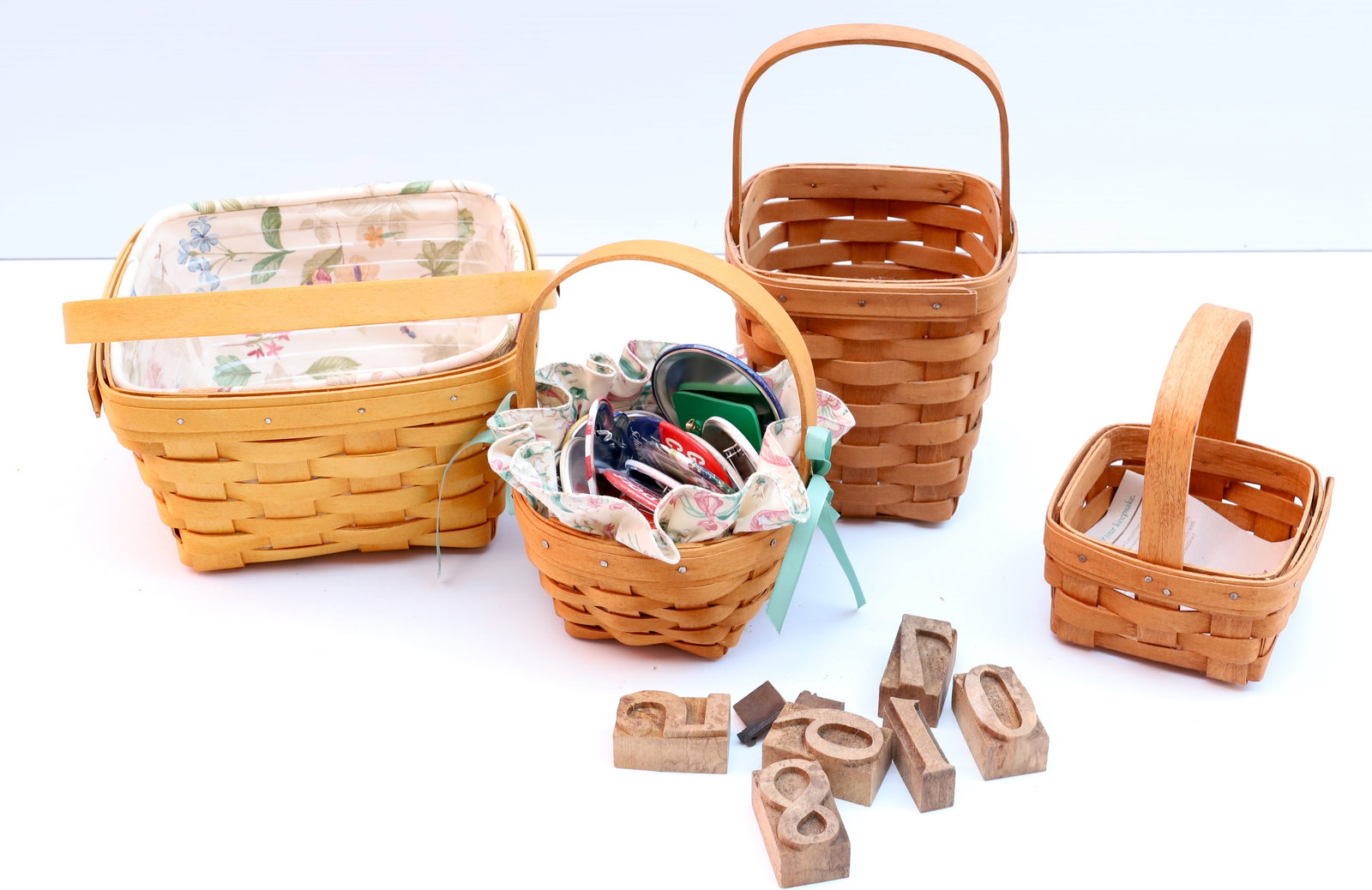 LOT OF LONGABERGER BASKETS: (4) BASKETS, WOOD BLOCK NUMBERS, AND TIN PINS Terms: PLEASE READ CAREFULLY -THIS IS AN ONLINE ONLY AUCTION. Terms for Purchasing and Shipping of Auction Items. Please read carefully before bidding. Al